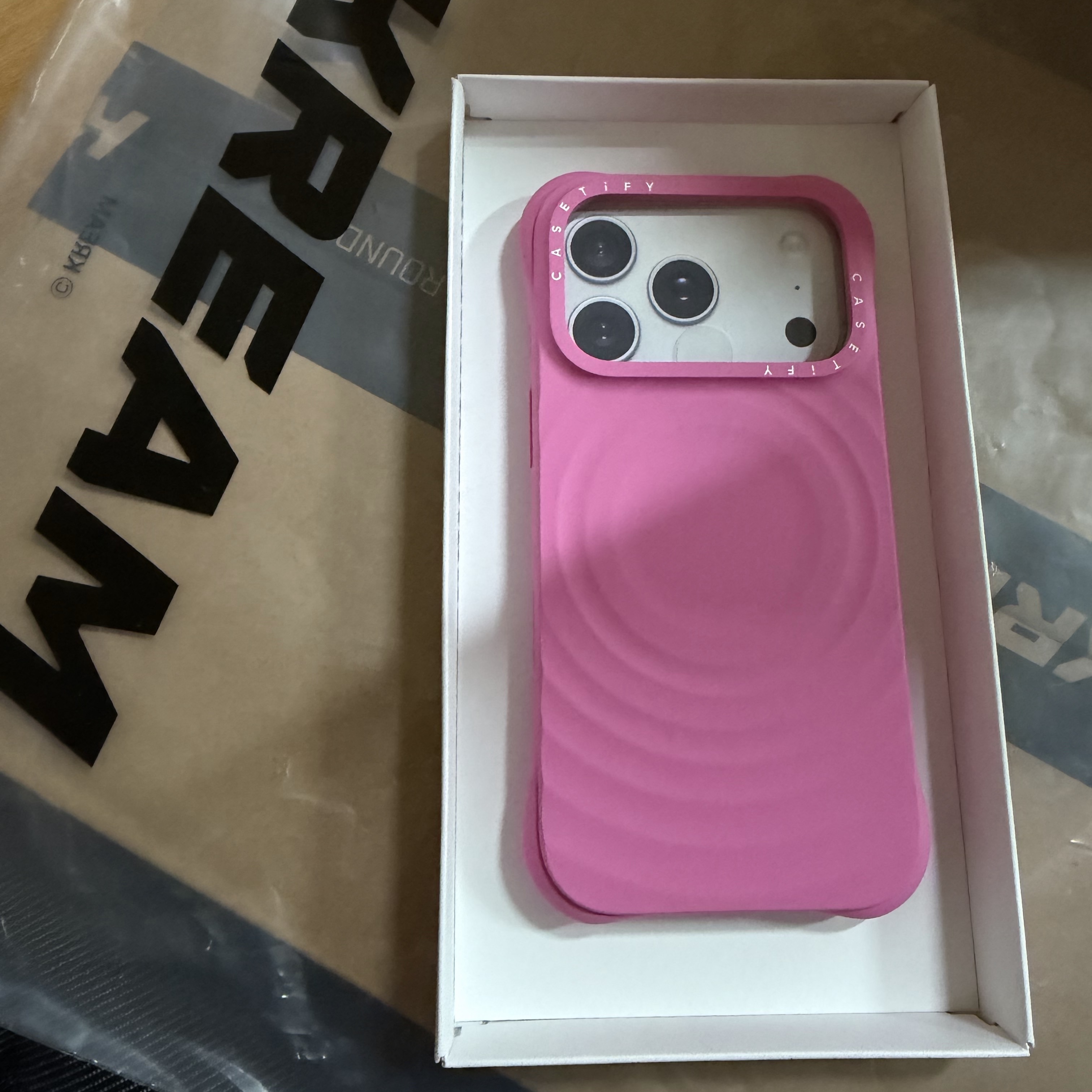 Casetify x G-DRAGON iPhone Magsafe Ripple Case Shock Pink 착용 스타일