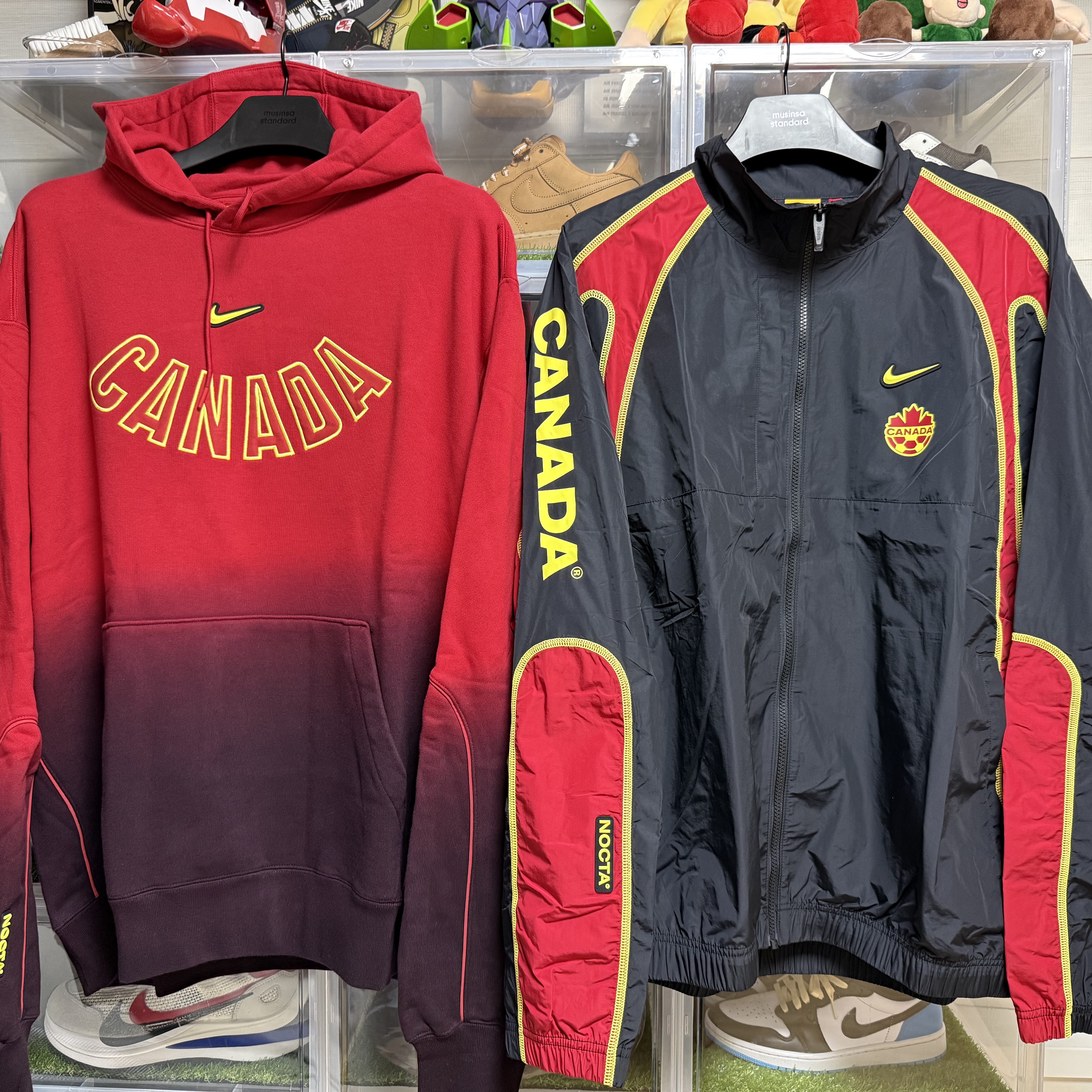 Nike x Drake Nocta Canada Woven Track Jacket Black (IM3235-010), Nike x Drake Nocta Canada CS Hoodie Gym Red (IM3232-687) 착용 스타일 - 1