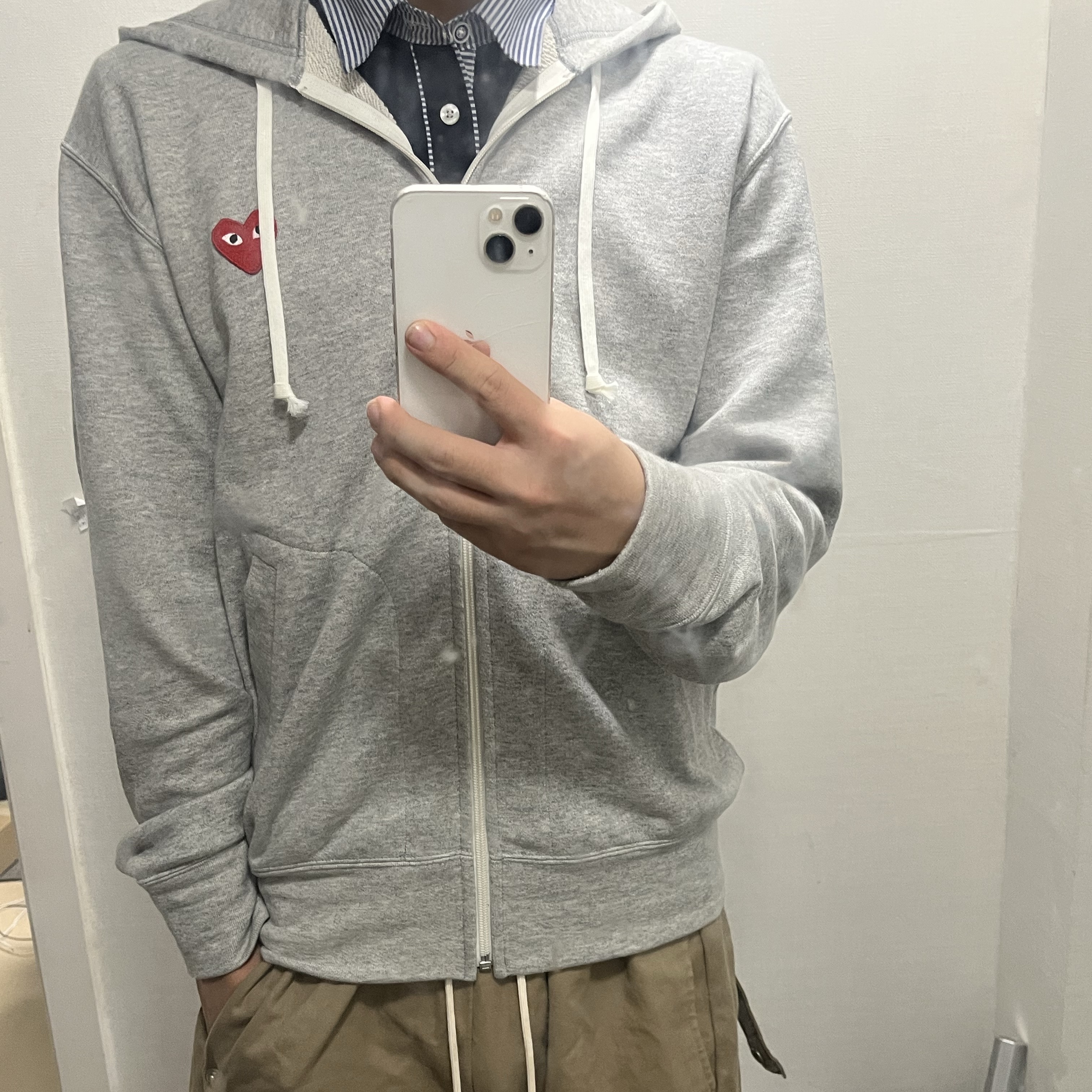 Play Comme des Garcons Red Heart Zip Hooded Sweatshirt Grey 착용 스타일 - 2