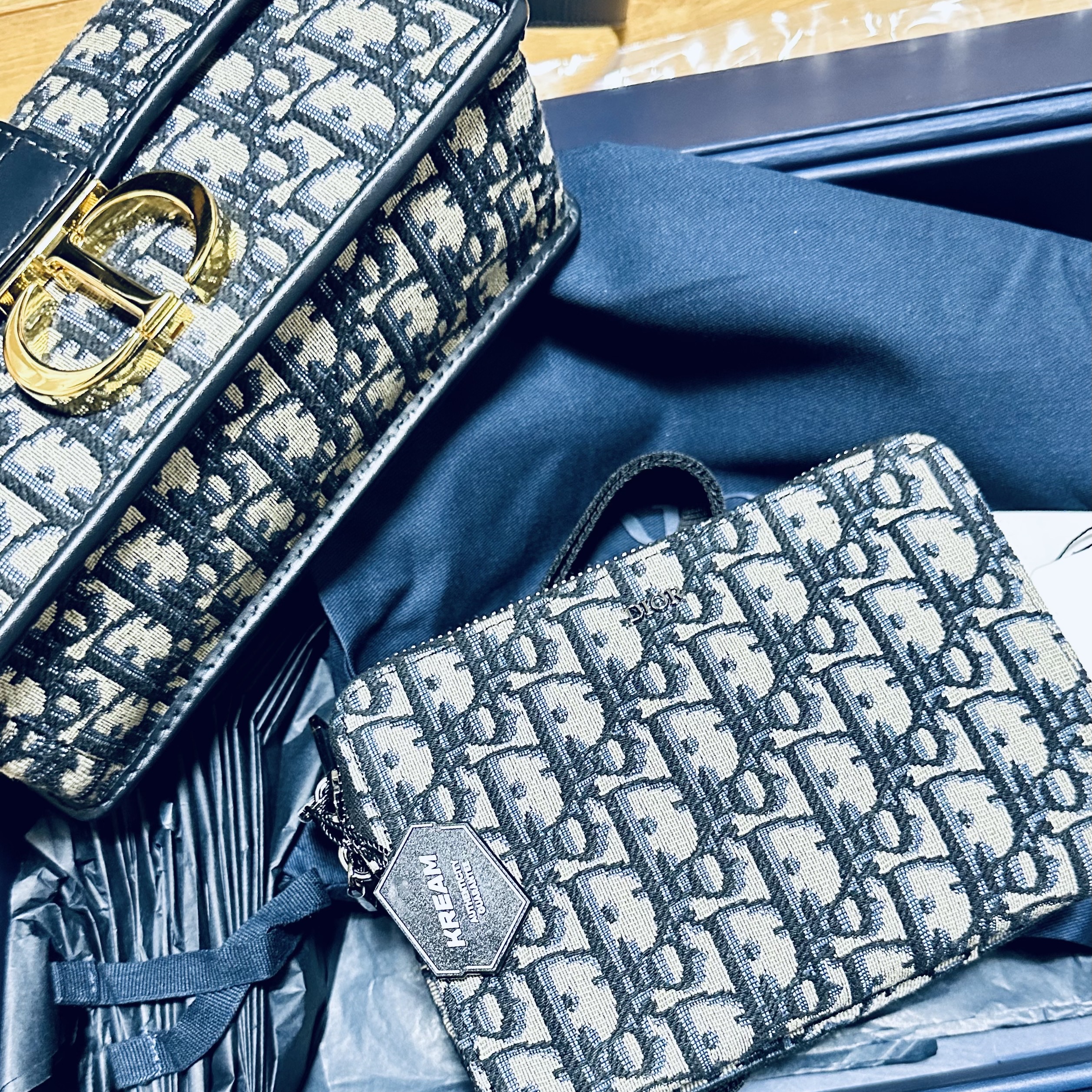 Dior Shoulder Strap Pouch Beige & Black Dior Oblique Jacquard, Dior 30 Montaigne Chain Bag Blue Dior Oblique Jacquard 착용 스타일