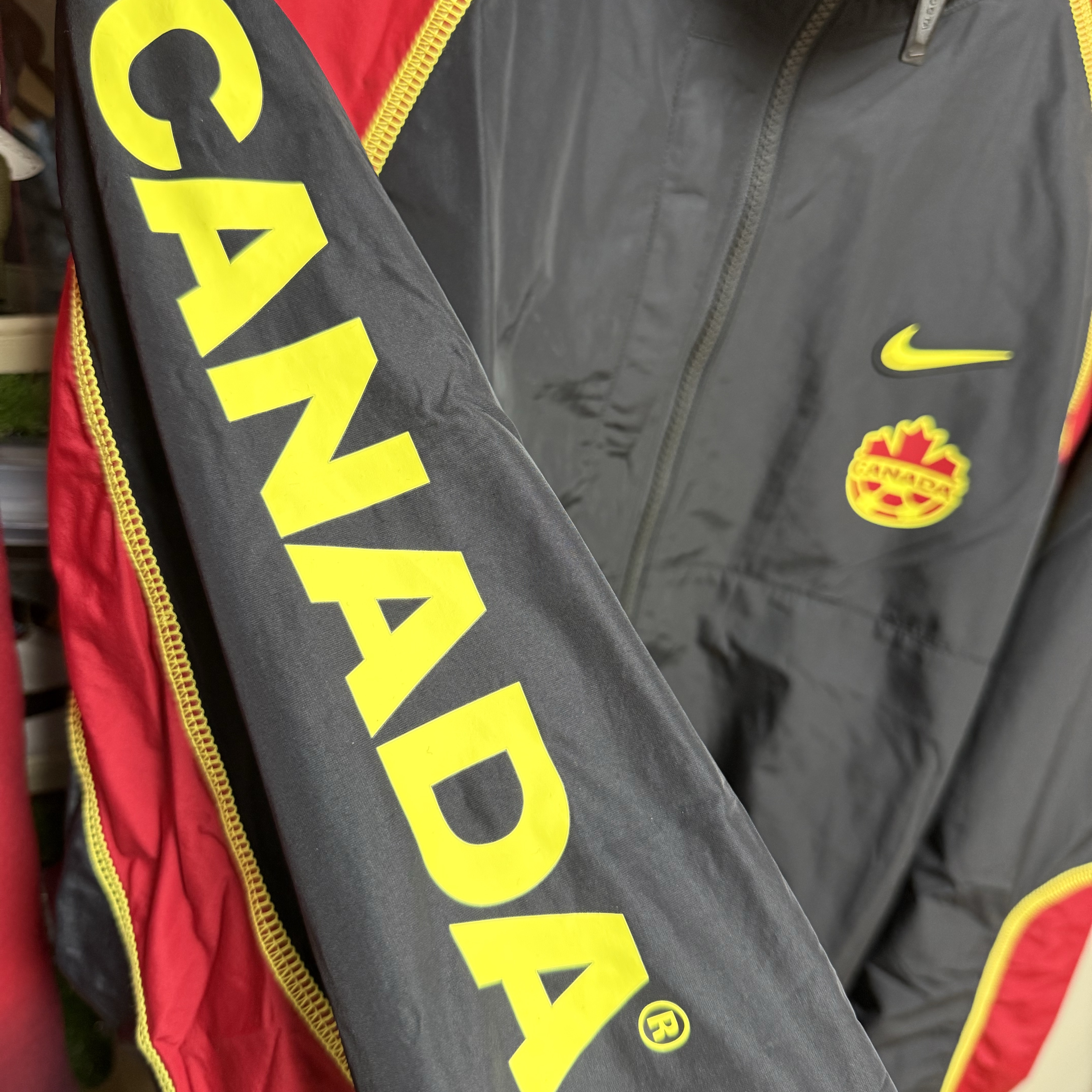 Nike x Drake Nocta Canada Woven Track Jacket Black (IM3235-010), Nike x Drake Nocta Canada CS Hoodie Gym Red (IM3232-687) 착용 스타일 - 4