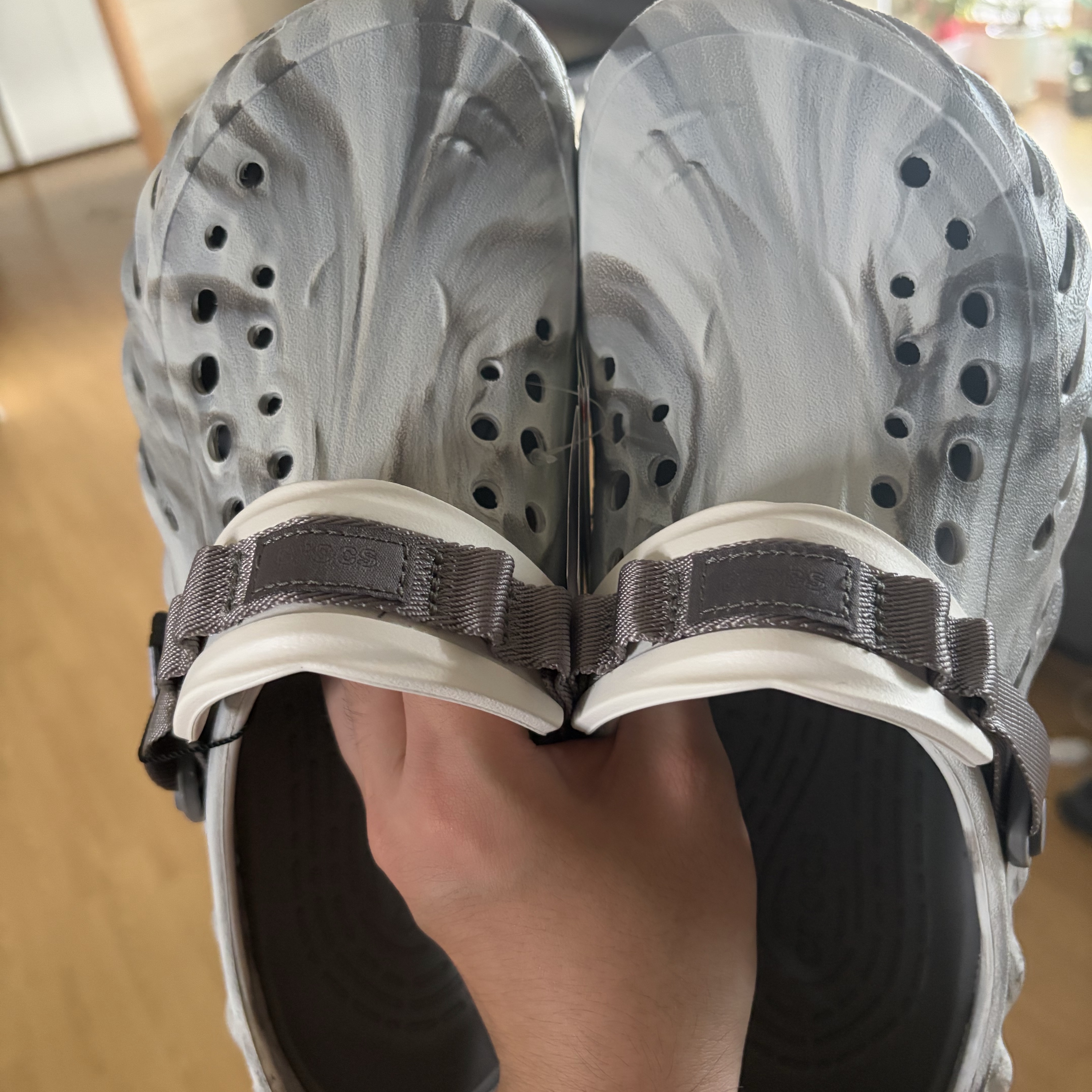 Crocs Echo Marbled Clog Moonlight Multi 착용 스타일