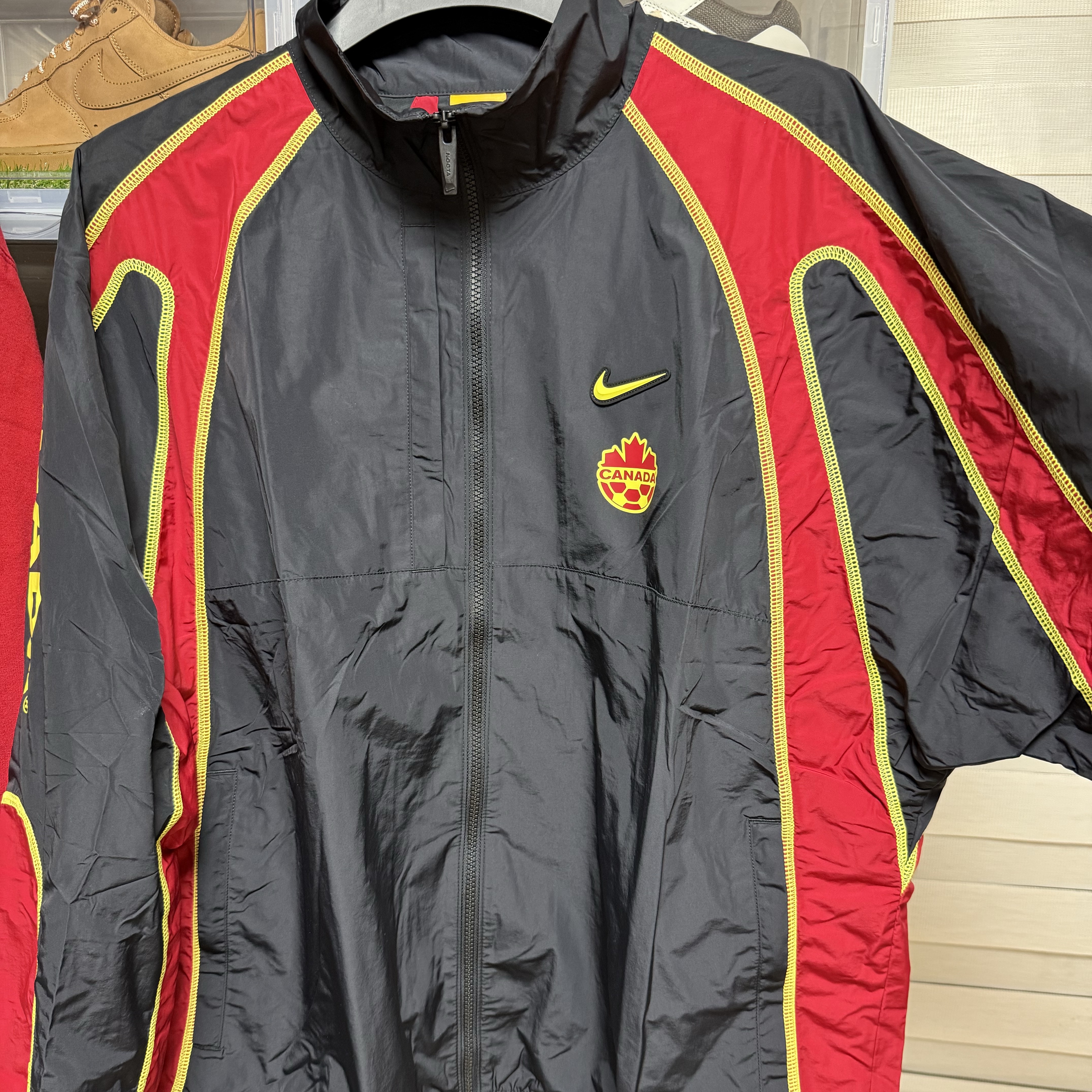 Nike x Drake Nocta Canada Woven Track Jacket Black (IM3235-010), Nike x Drake Nocta Canada CS Hoodie Gym Red (IM3232-687) 착용 스타일 - 2
