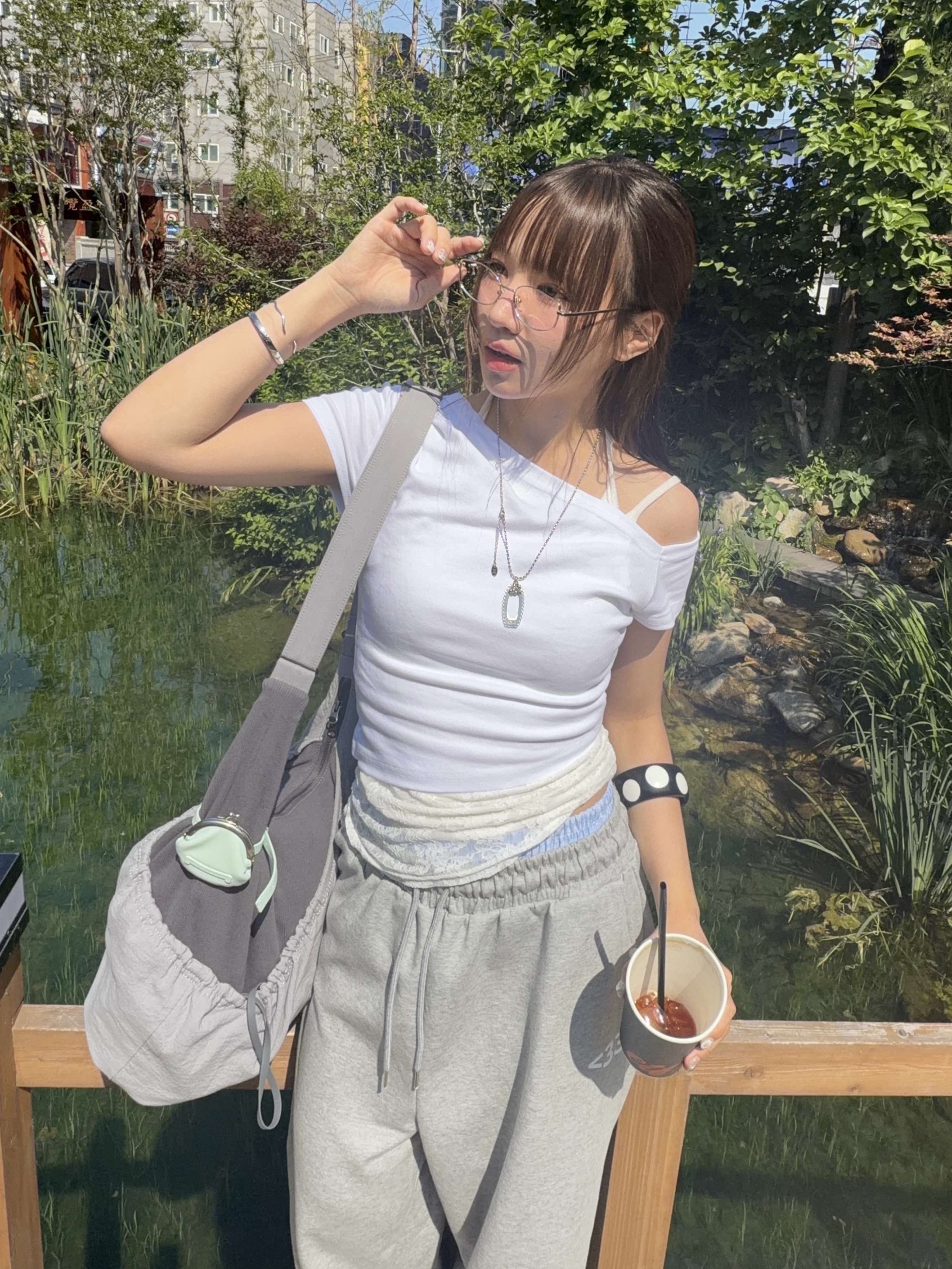 Sculptor I Shell Coin Purse Matte Mint, Miseki Seoul Ribbed Layered Cross Bag Charcoal 착용 스타일 - 3