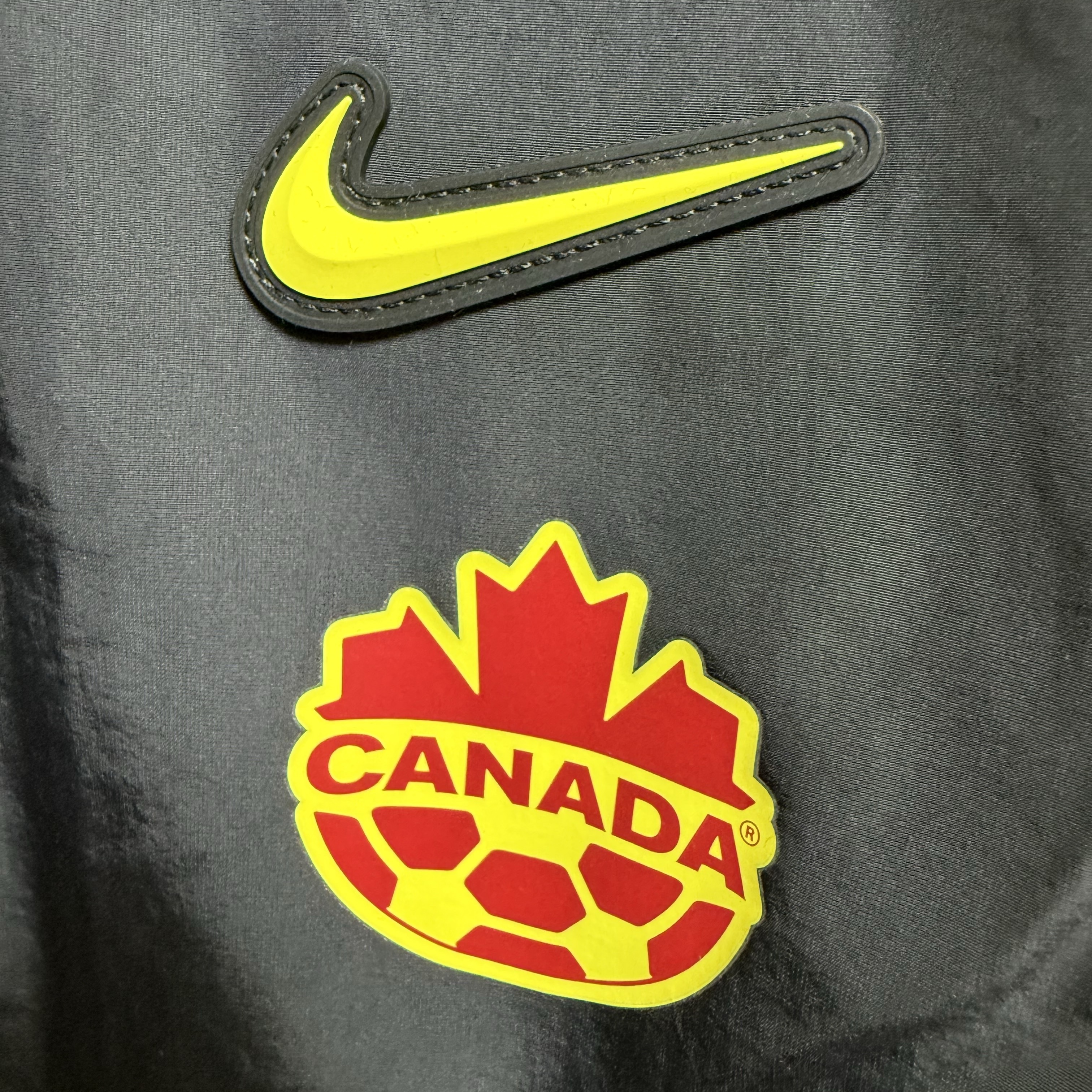 Nike x Drake Nocta Canada Woven Track Jacket Black (IM3235-010), Nike x Drake Nocta Canada CS Hoodie Gym Red (IM3232-687) 착용 스타일 - 3