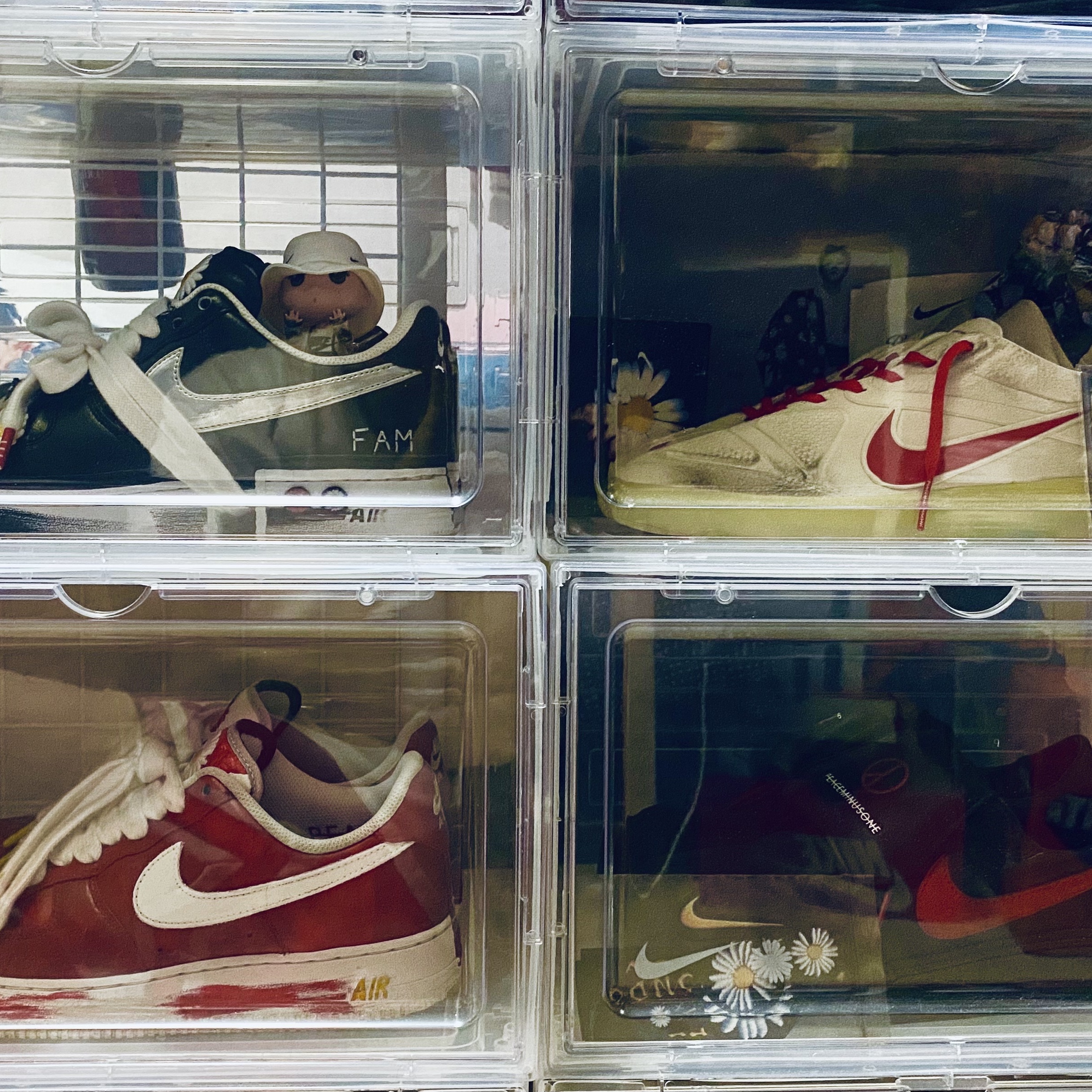 Nike x Peaceminusone Cryoshot CTR360 Natural and University Red, Nike x Peaceminusone Air Force 1 Low Para-Noise 3.0 Black and Multicolor 착용 스타일 - 5