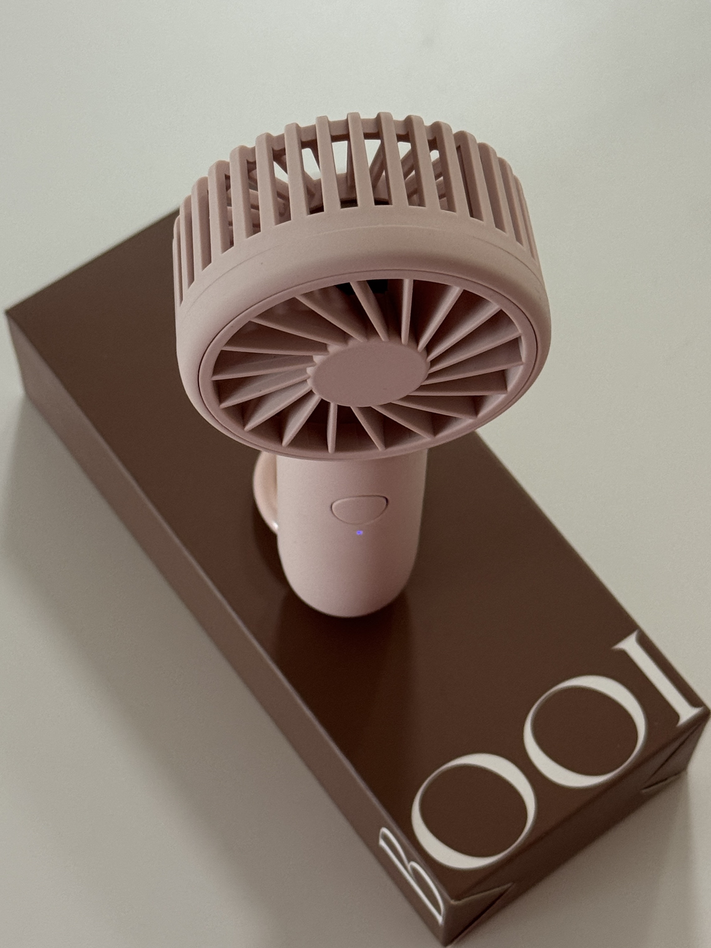 BOOIE Color Mini Fan 착용 스타일 - 2