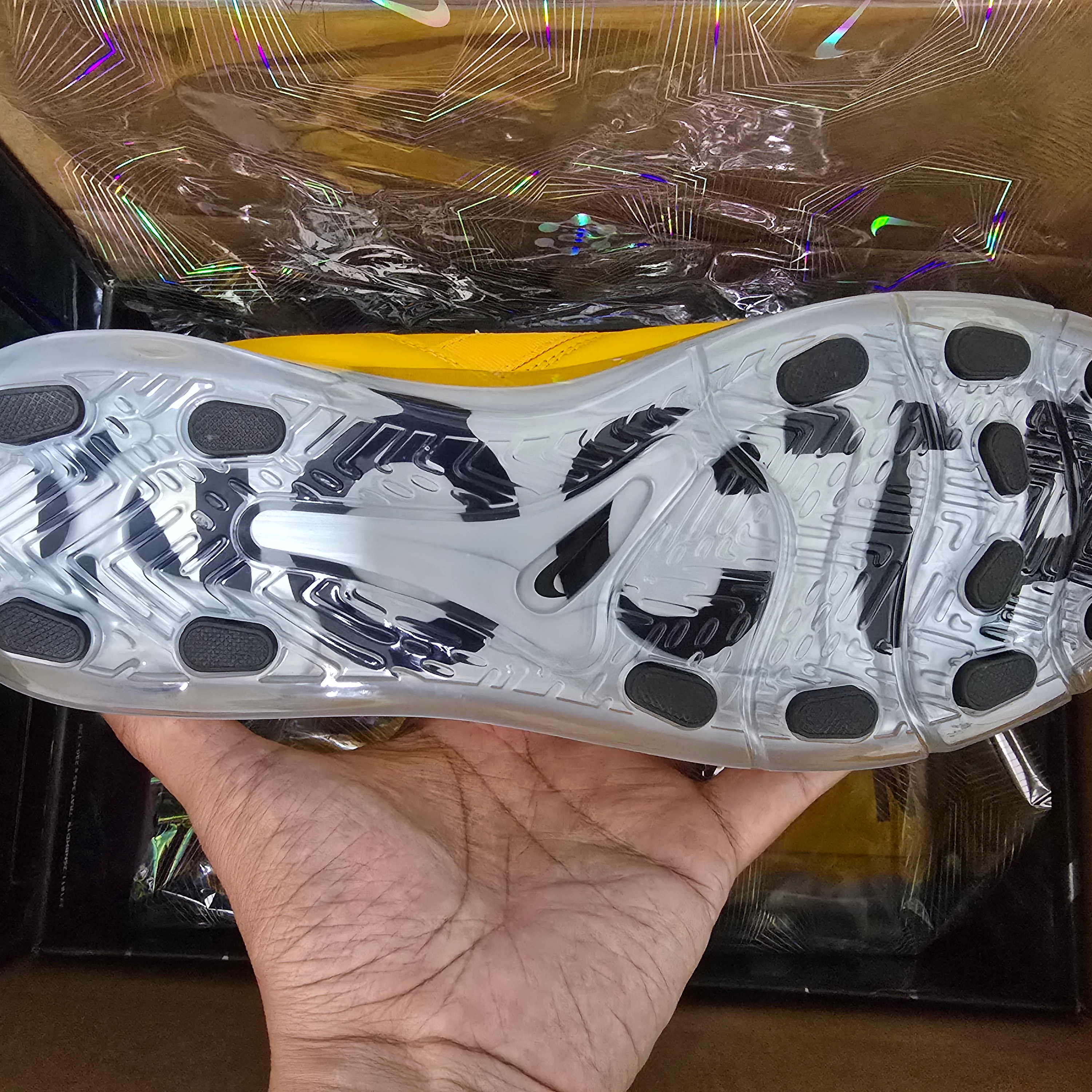 Nike x Drake Nocta Cryoshot Tiempo ’94 University Gold and White 착용 스타일 - 6