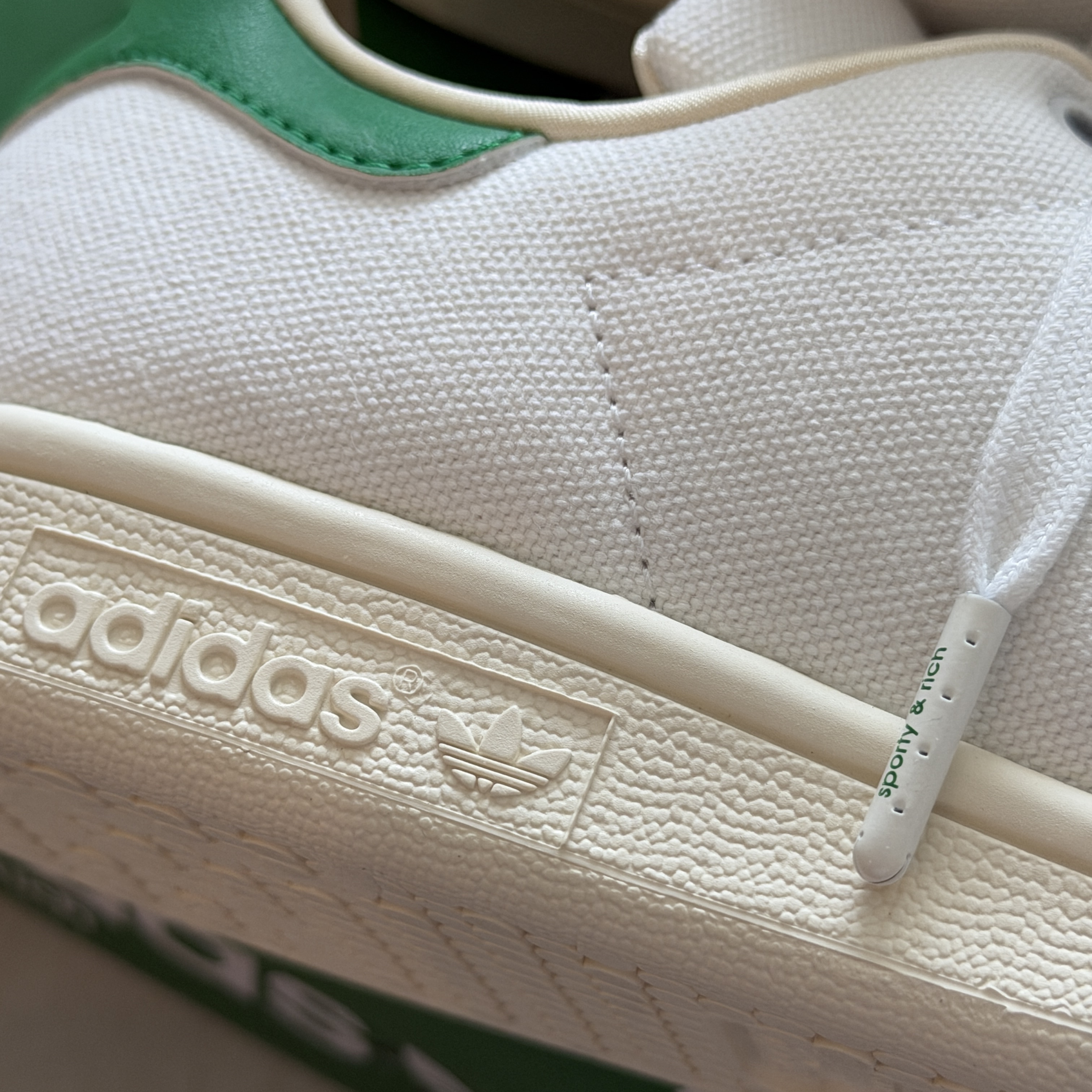 Adidas x Sporty & Rich Stan Smith White Green 착용 스타일 - 3