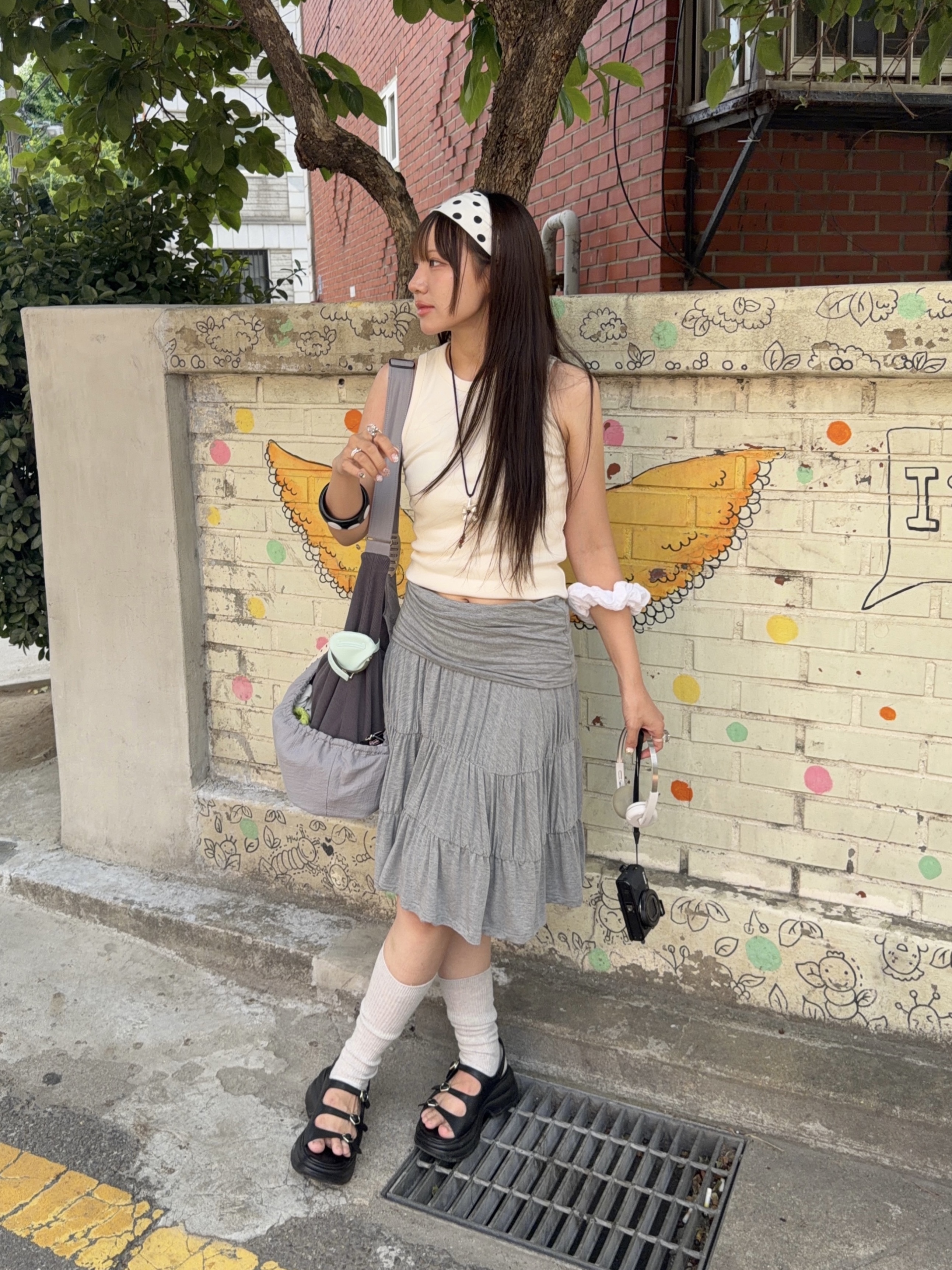 Sculptor I Shell Coin Purse Matte Mint, Miseki Seoul Ribbed Layered Cross Bag Charcoal 착용 스타일 - 2