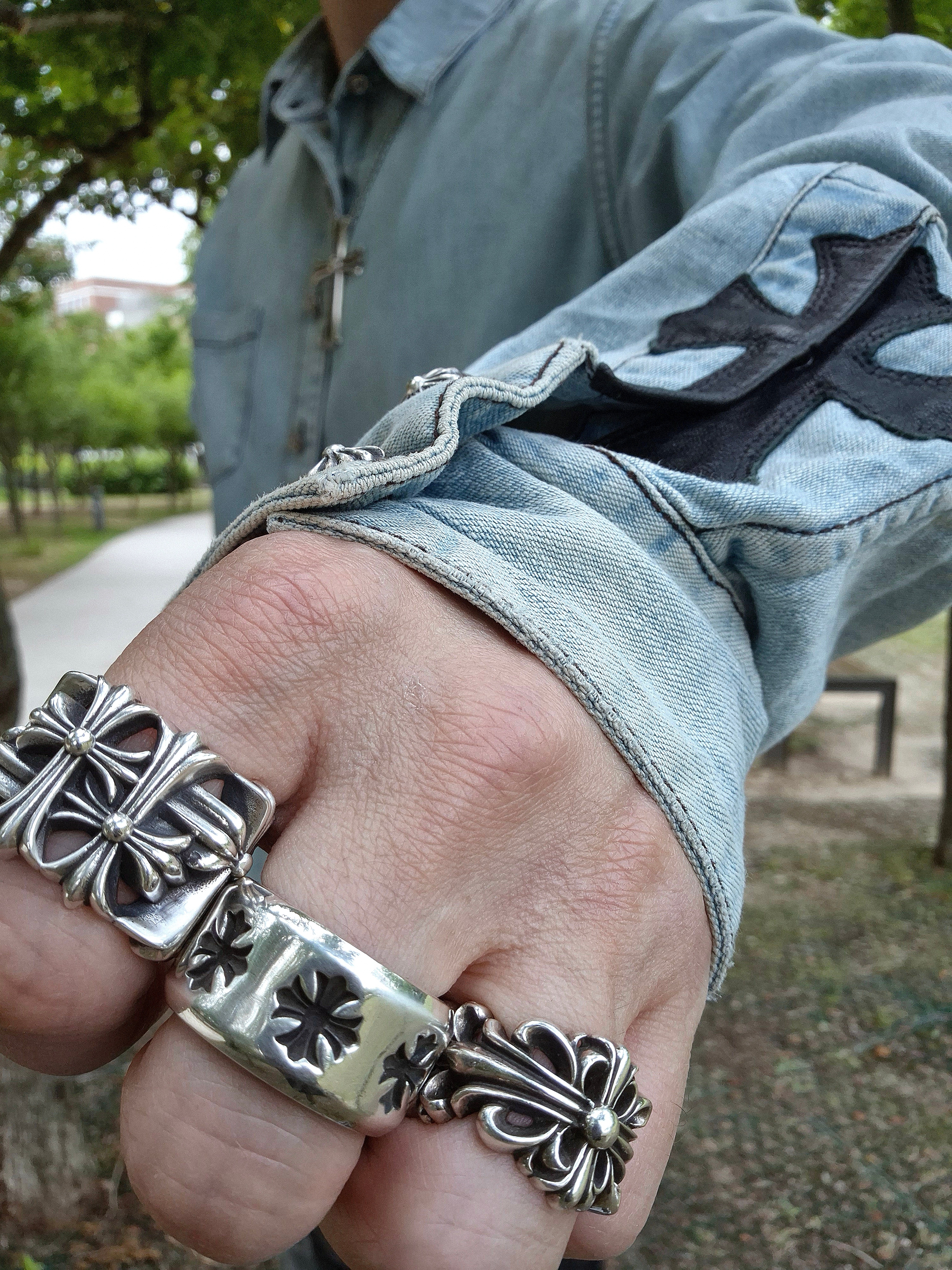Chrome Hearts Double Floral Cross Ring Silver, Gucci Flat Marmont Belt Black 착용 스타일 - 3
