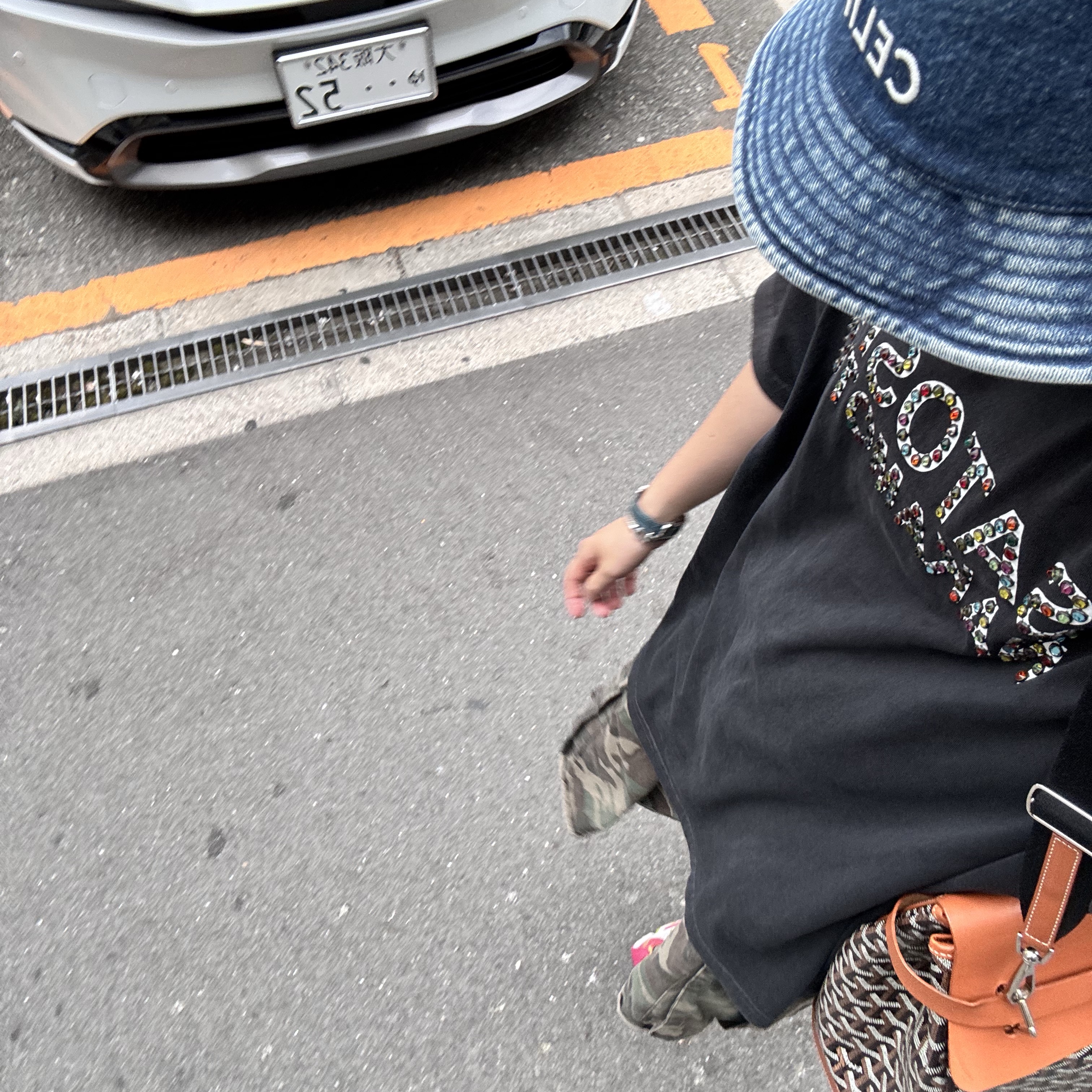 Balenciaga Stapler Sneaker White Pink, Undermycar Mu.46 Anti Fxxking Logo Play Big Cargo Rip-Camo Shorts Camo Gray 착용 스타일