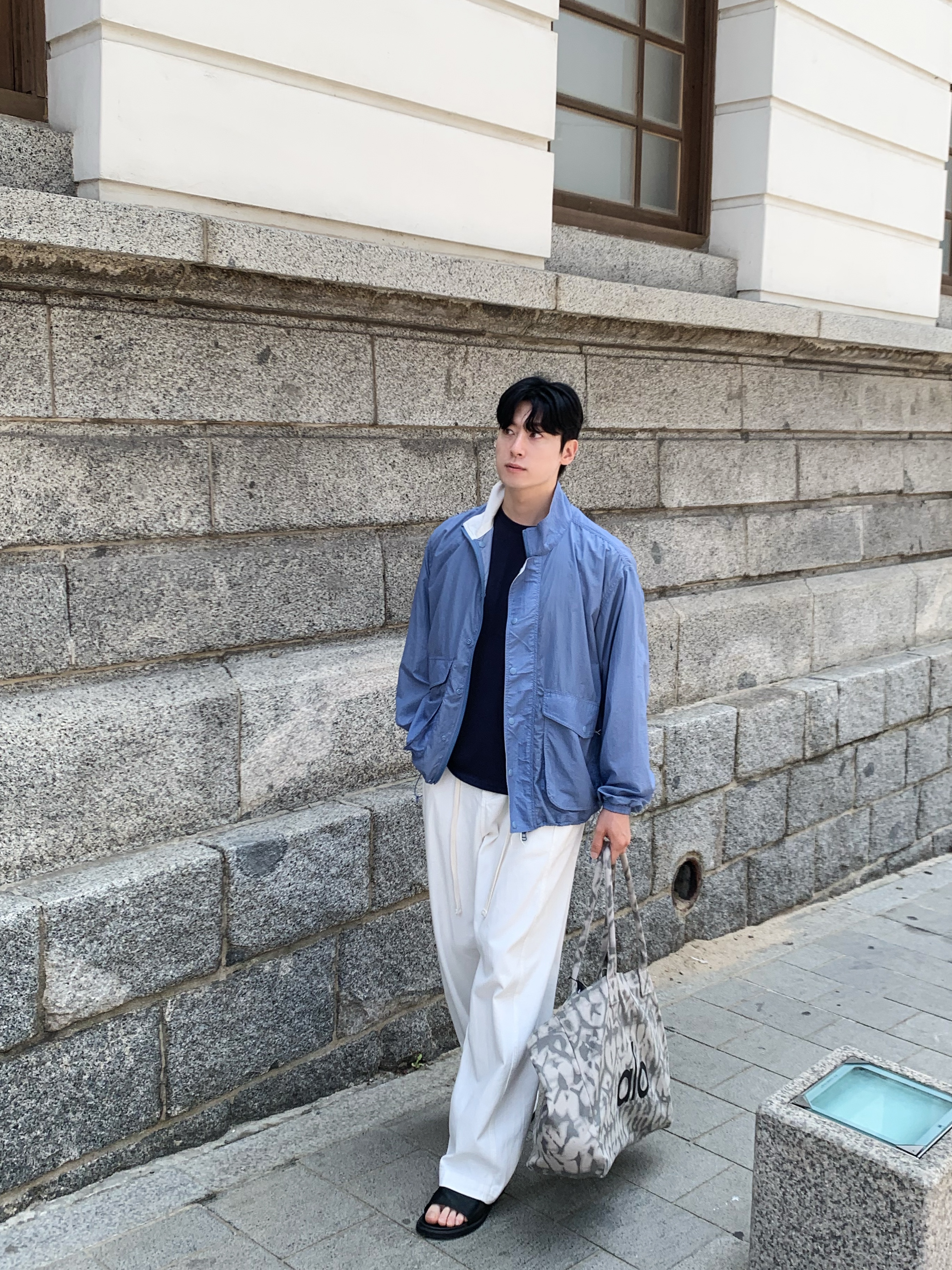 Alo Yoga Iconic Shopper Tote Bag Grey Tiedye 착용 스타일 - 2