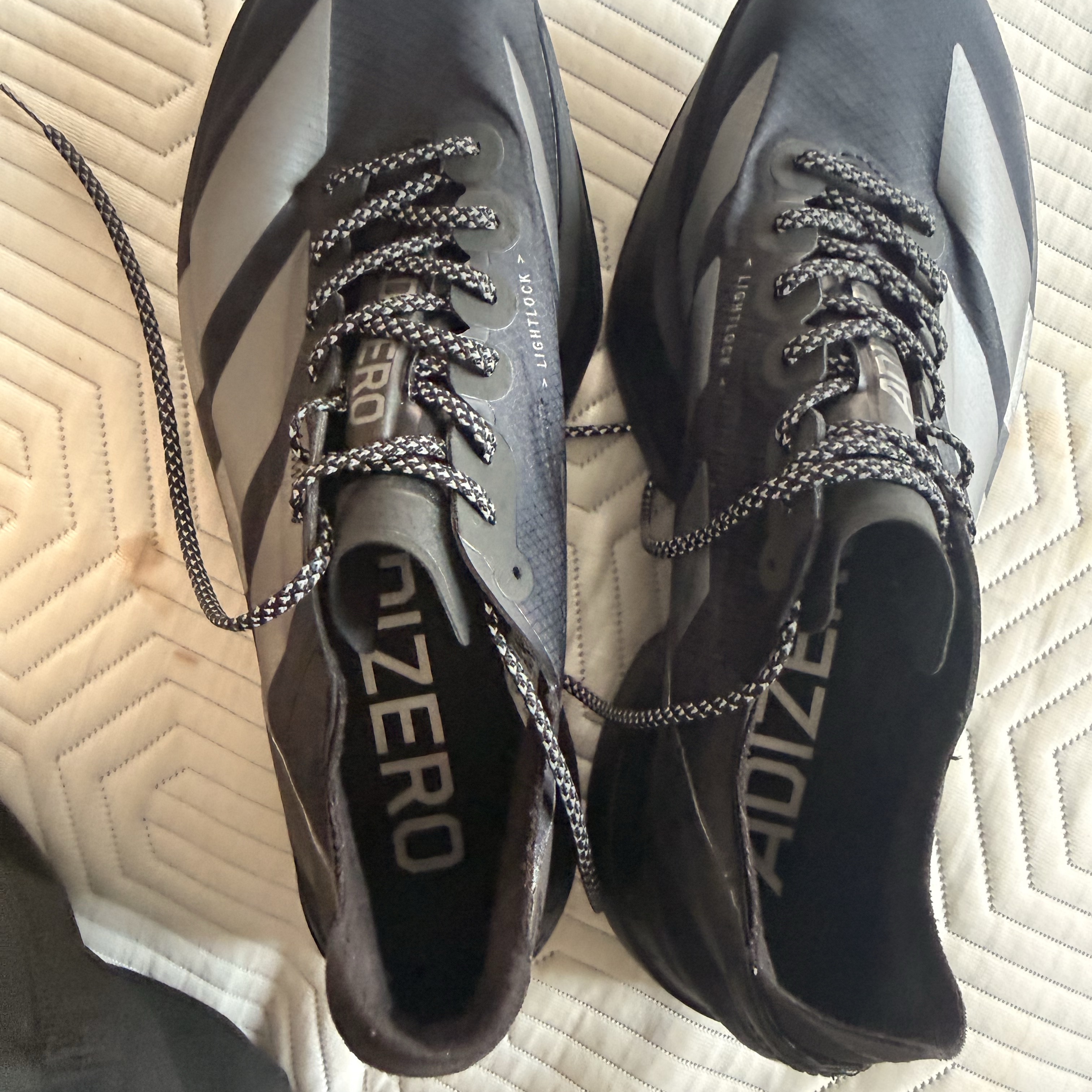 Adidas Adizero Adios Pro 4 Core Black Iron Metallic 착용 스타일 - 2