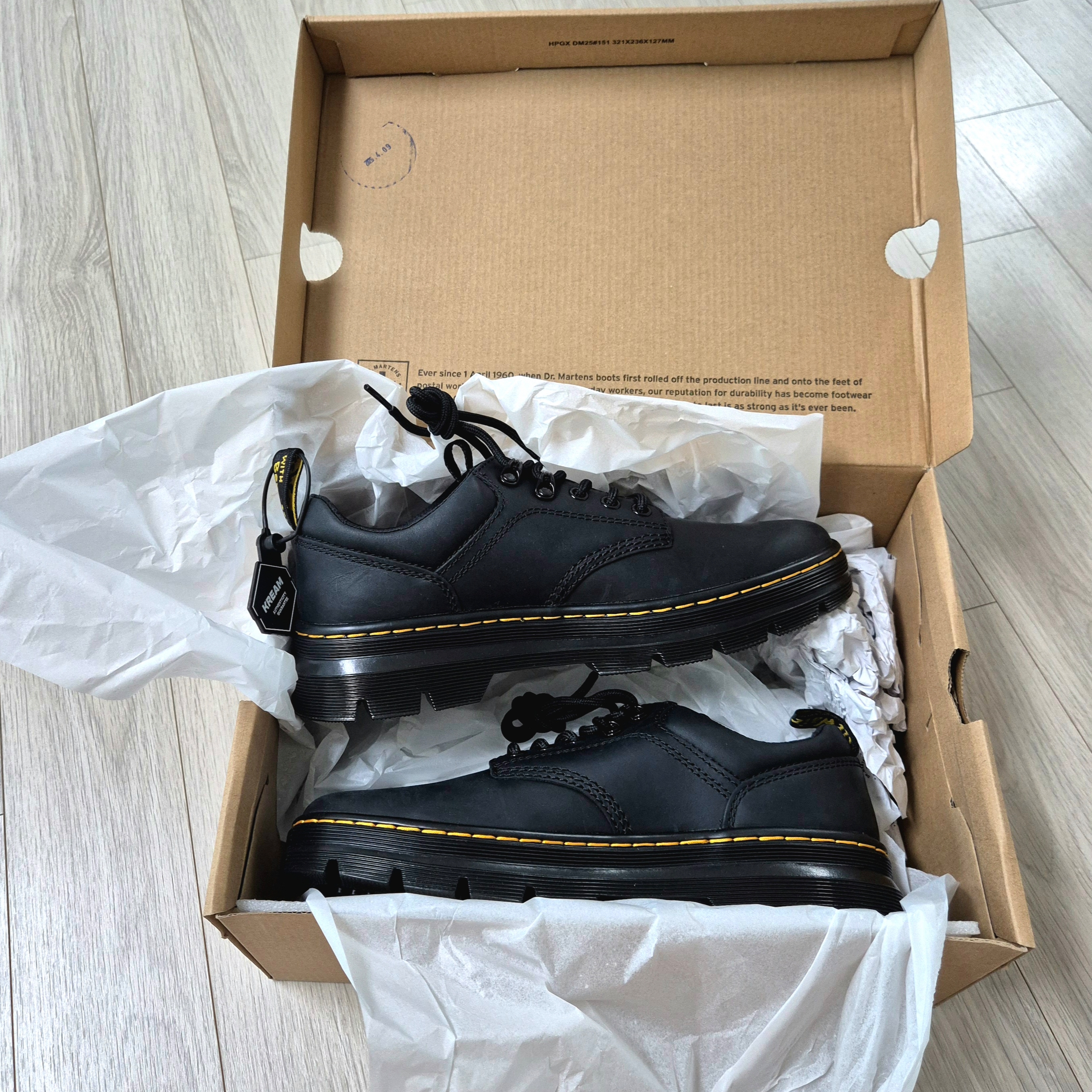 Dr. Martens Reeder Wyoming Leather Utility Shoes Black 착용 스타일 - 2