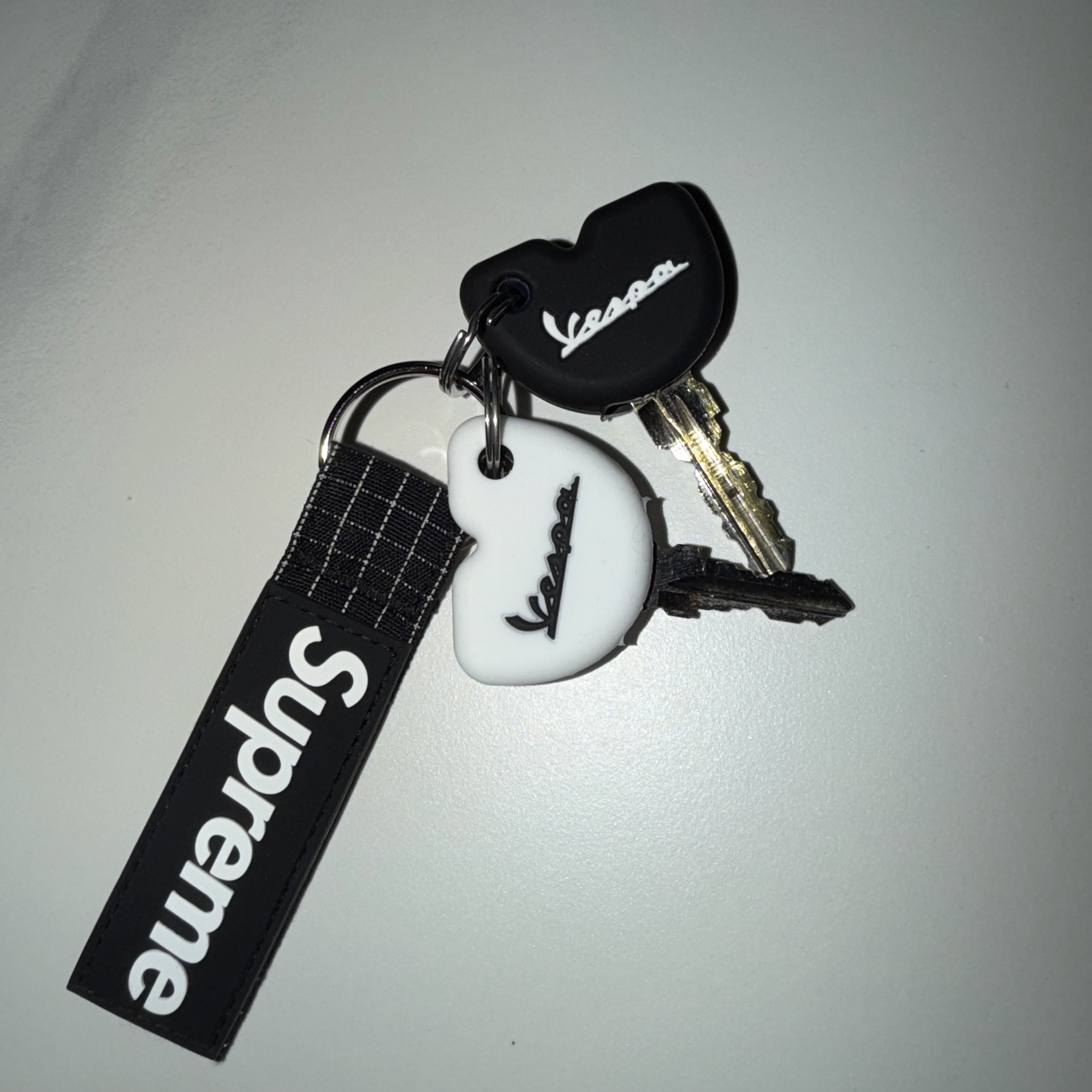 Supreme Ripstop Keychain Black - 24SS 착용 스타일