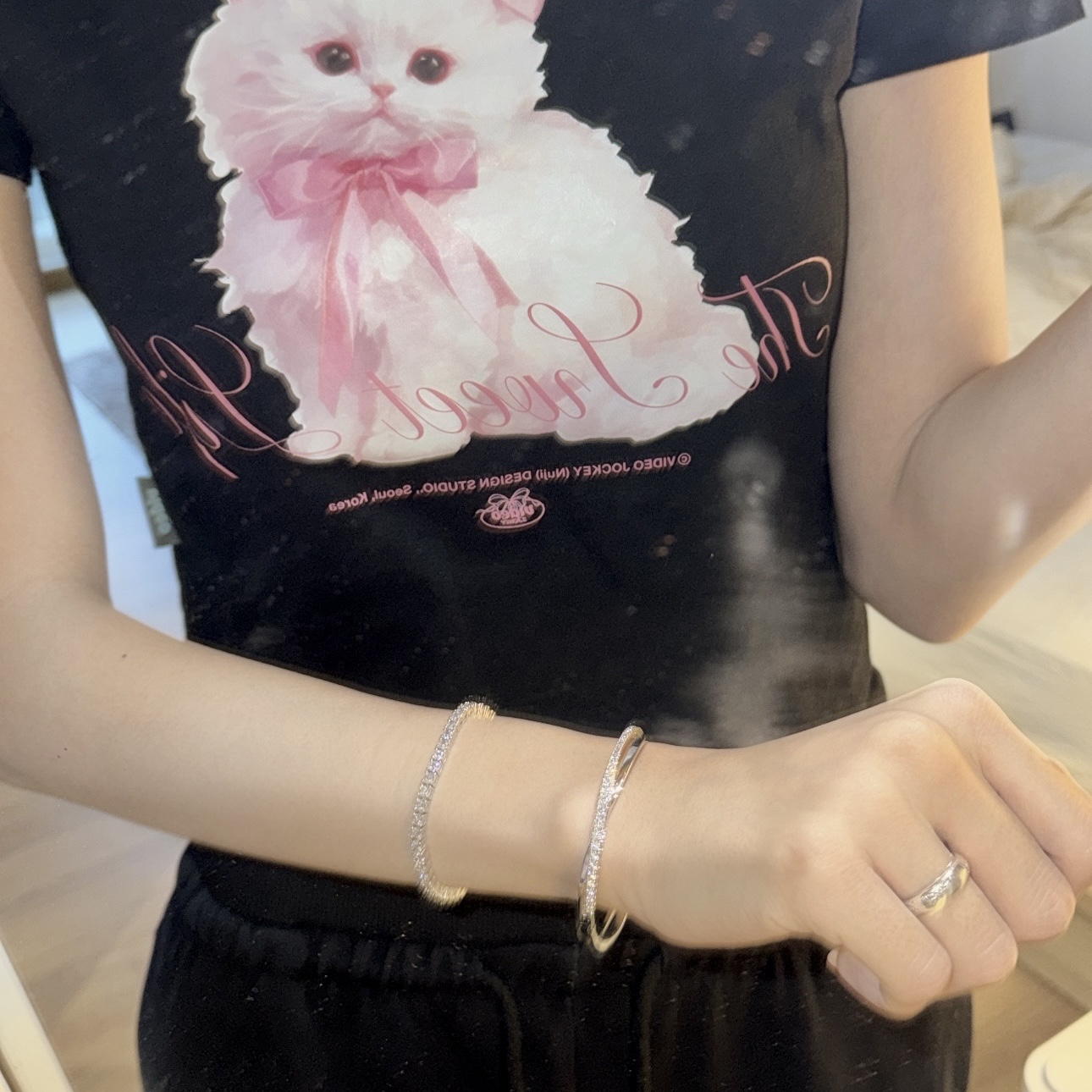 (W) Swarovski Hyperbola Bangle White Rhodium Plated, Gucci Blind for Love Silver Ring (Size 11) 착용 스타일