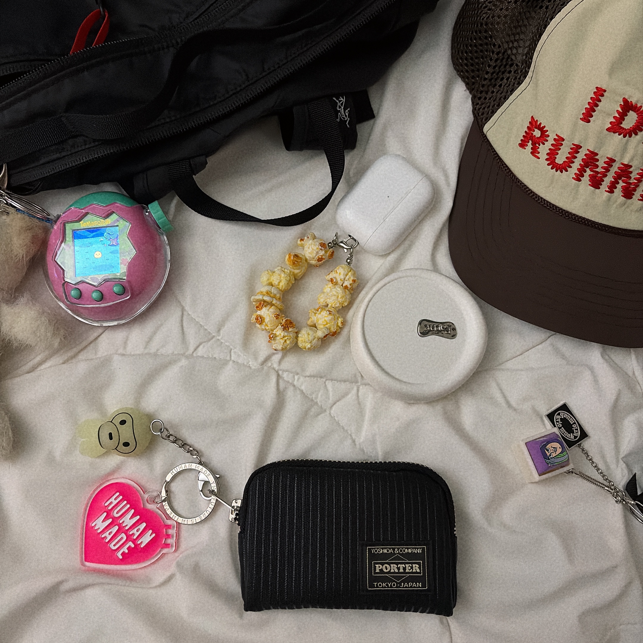 Alex Zono I Dig Running Trucker Hat OG Brown, BAPE Glow in The Dark Baby Milo Keychain Green 착용 스타일 - 1