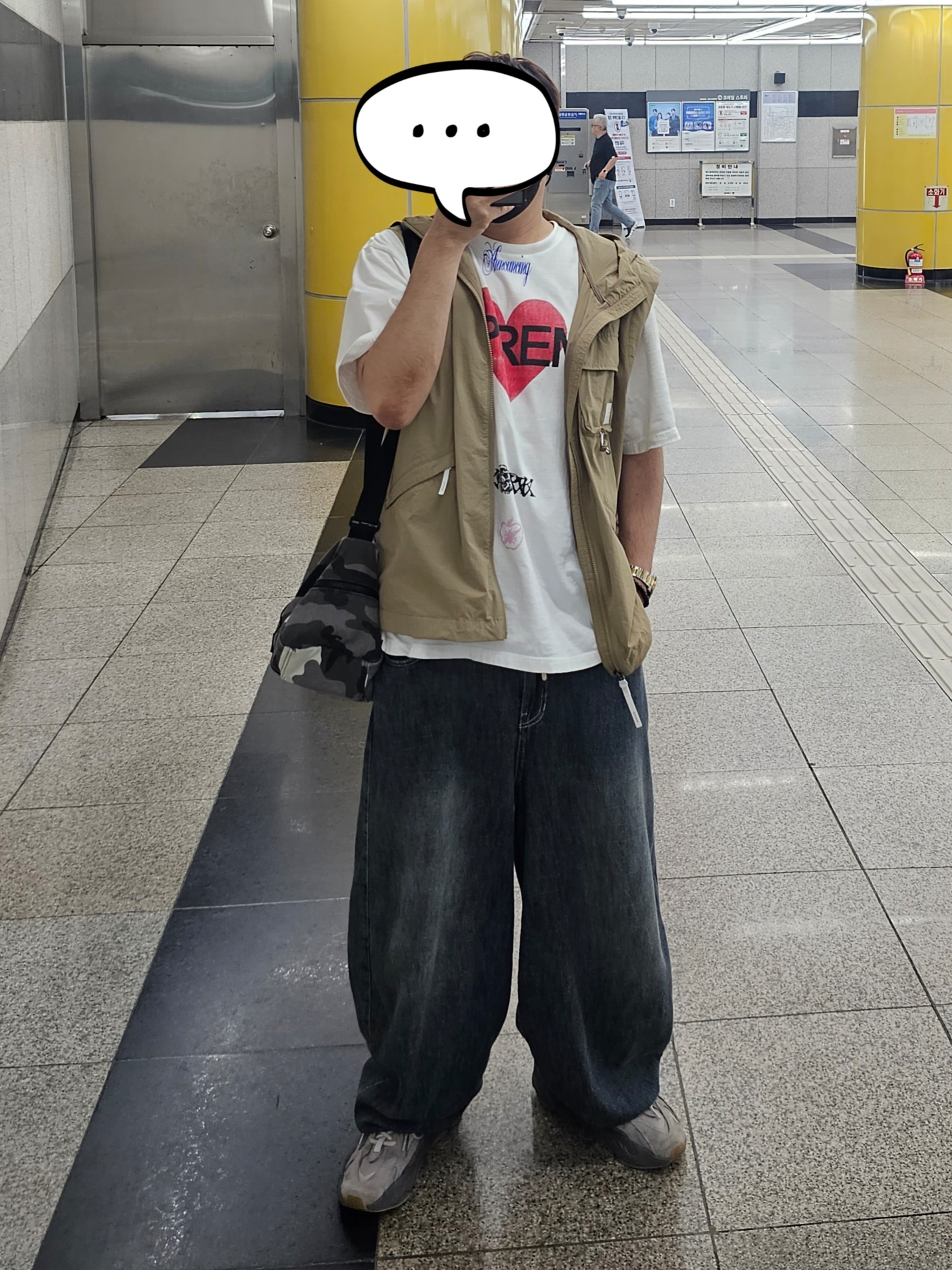 Supreme Announcing T-Shirt White - 25SS, Supreme Utility Bag Snow Camo - 25SS 착용 스타일