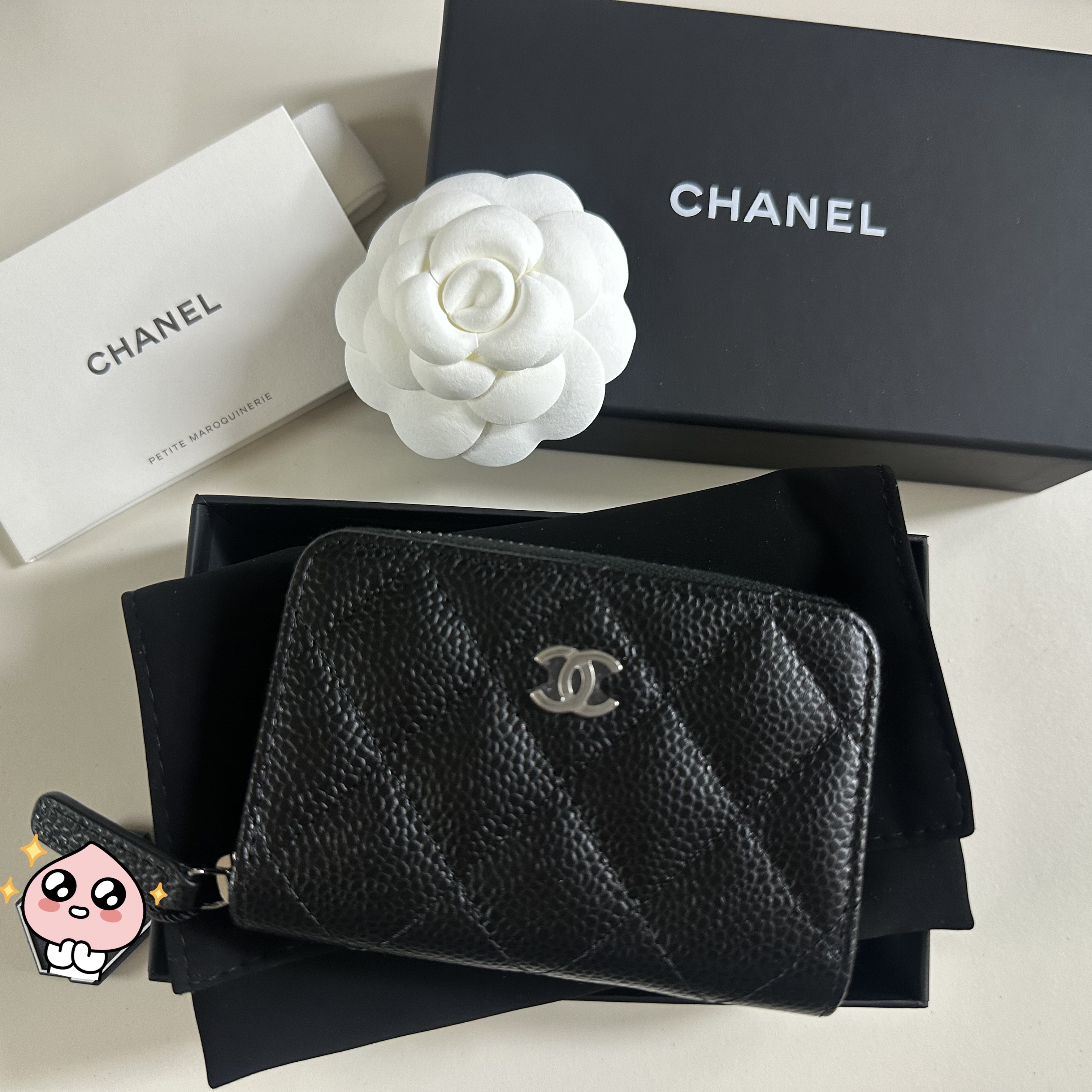 Chanel Classic Zipped Coin Purse Grained Calfskin & Silver Black, Chanel Classic Card Holder Grained Calfskin & Silver Black 착용 스타일 - 2