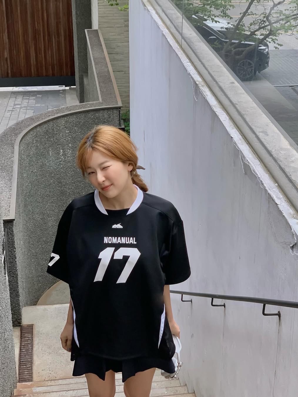 NOMANUAL 17 Mesh Block Football Jersey Black 착용 스타일