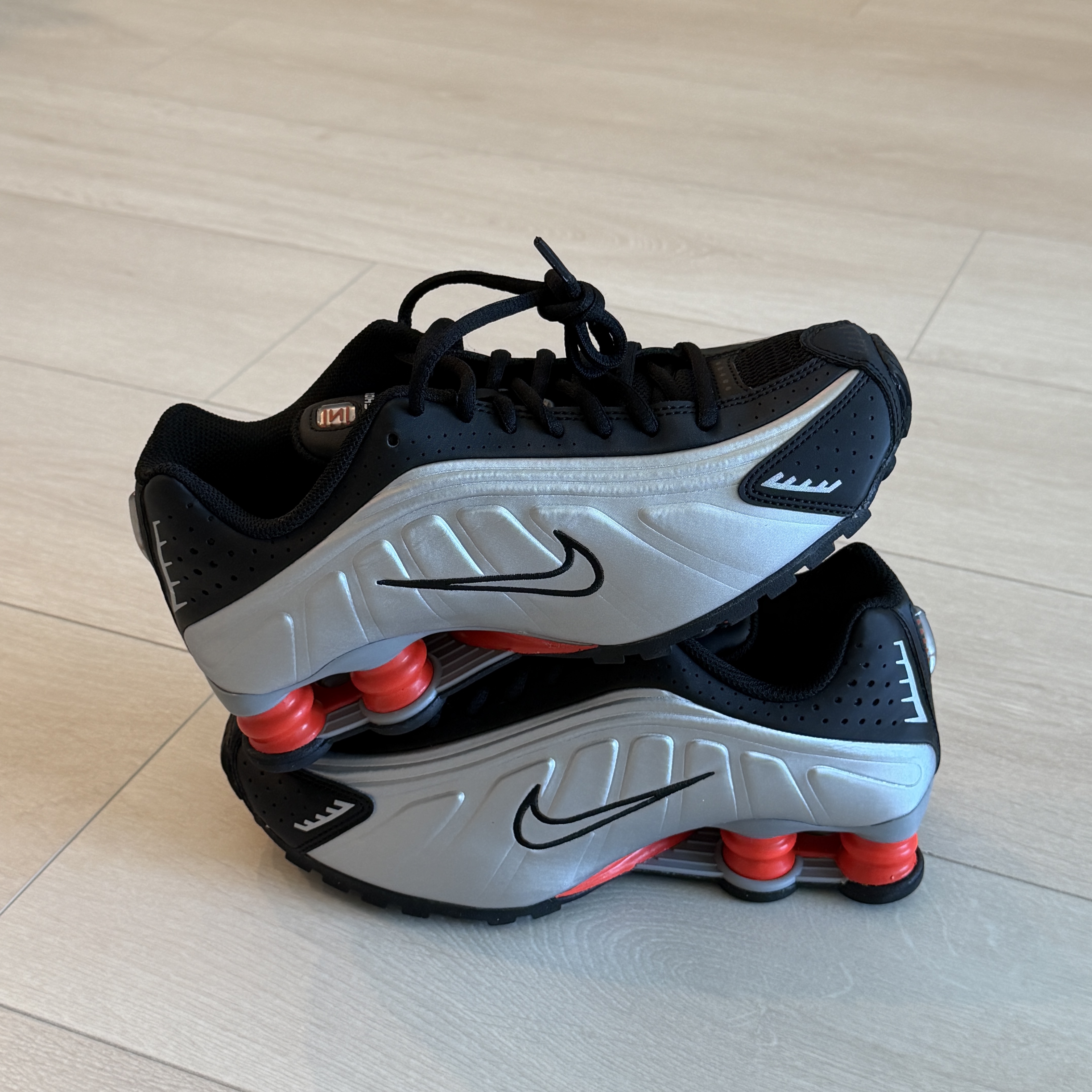 (GS) Nike Shox R4 Metallic Silver Black 착용 스타일