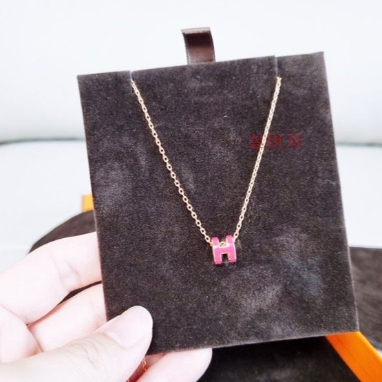 (W) Hermes Mini Pop H Pendant Rose Gold & Framboise 착용 스타일