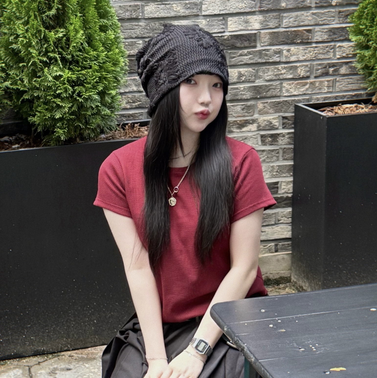 SLOW RECORD HOUSE Henley Neck Eyelet T-Shirt Burgundy 착용 스타일 - 1