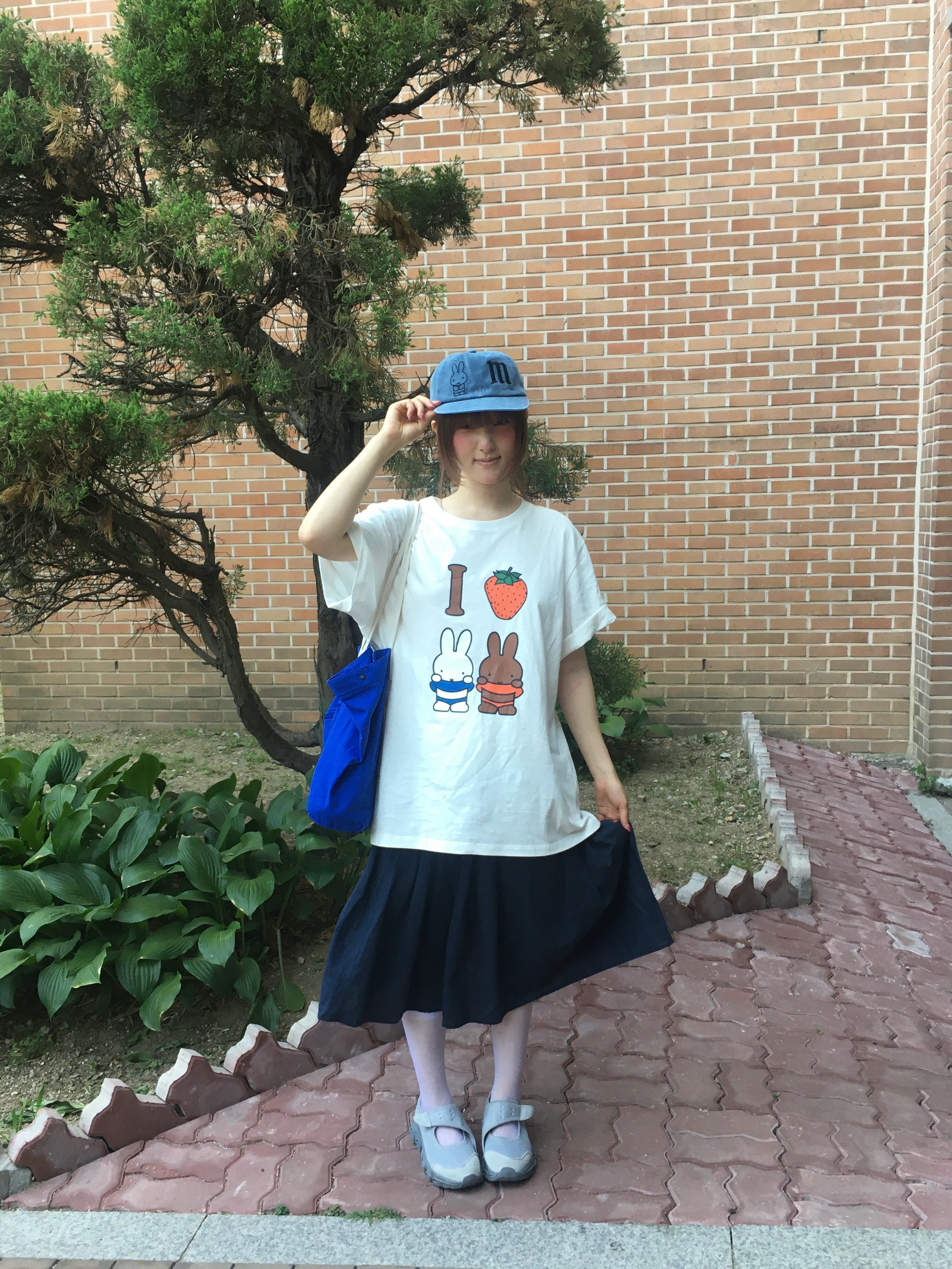 MILLO WOMEN x miffy I Love Miffy T-Shirt Ivory, MILLO WOMEN x miffy Miffy Signature Cap Vintage Blue 착용 스타일 - 9