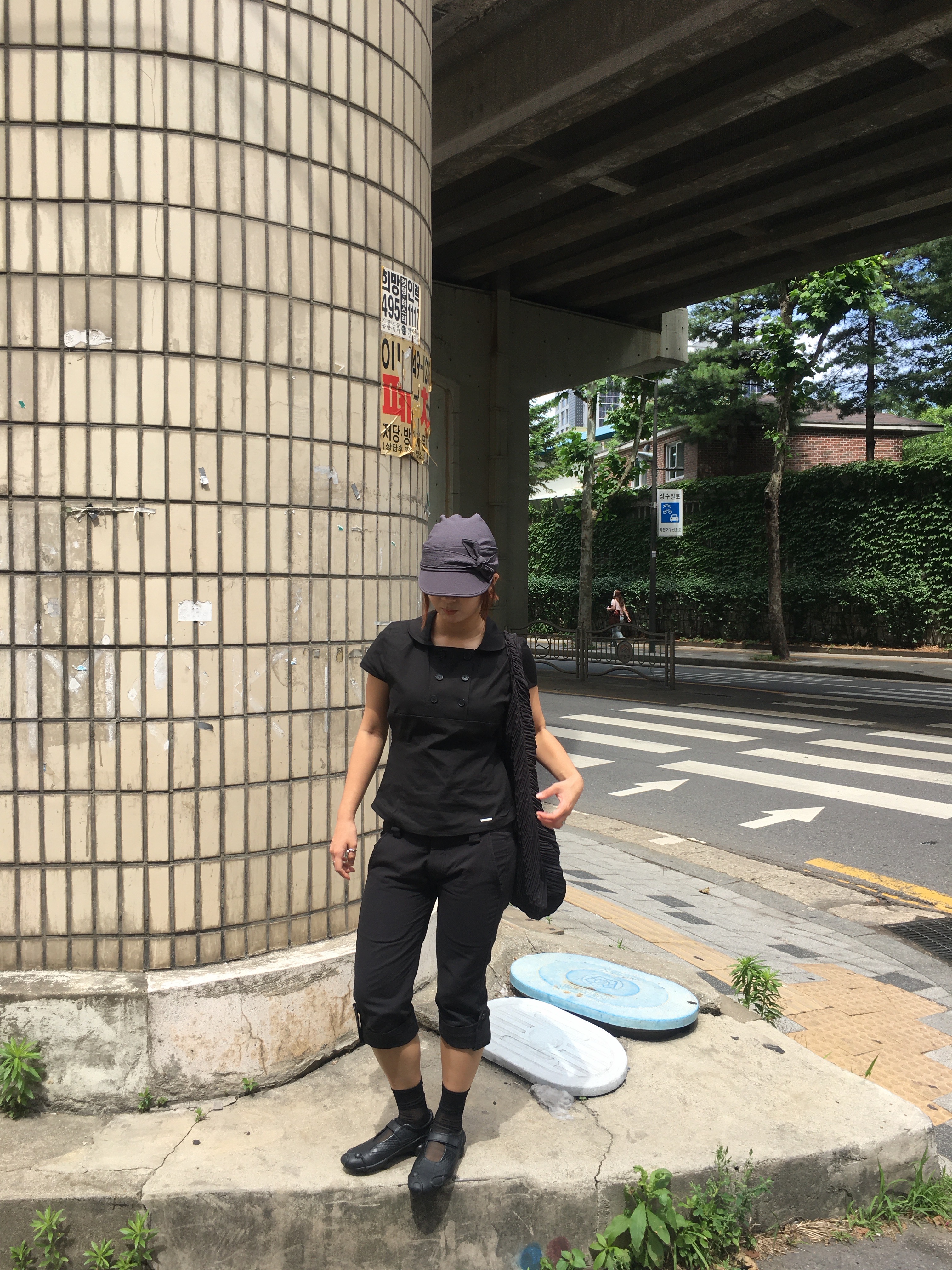 (W) Miseki Seoul Rolled Button Capri Pants Black, COYSEIO Ribbon Tie Cap Charcoal 착용 스타일 - 2
