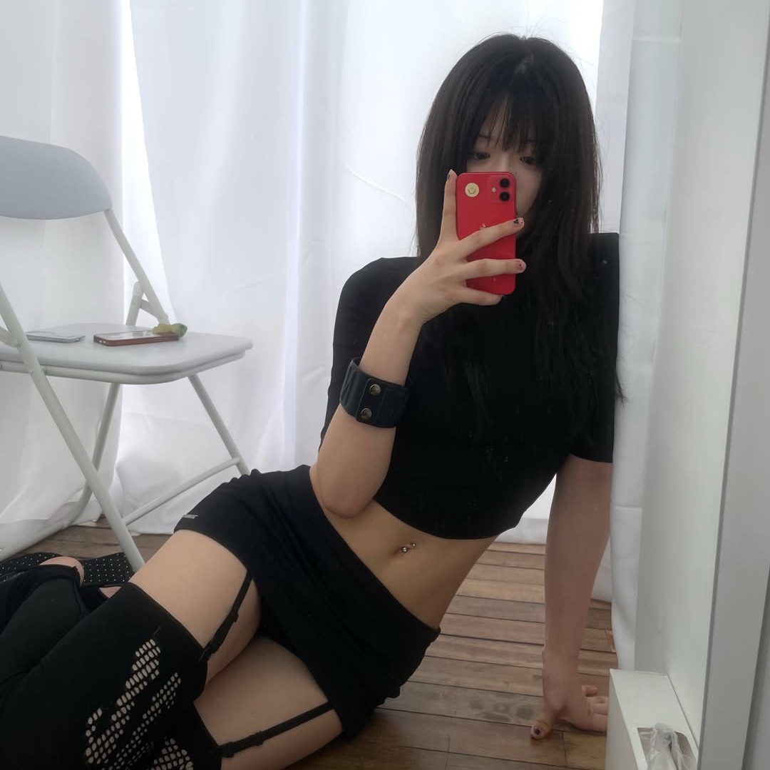 Bonnae garter micro shorts Skin, Bonnae garter micro shorts Black 착용 스타일