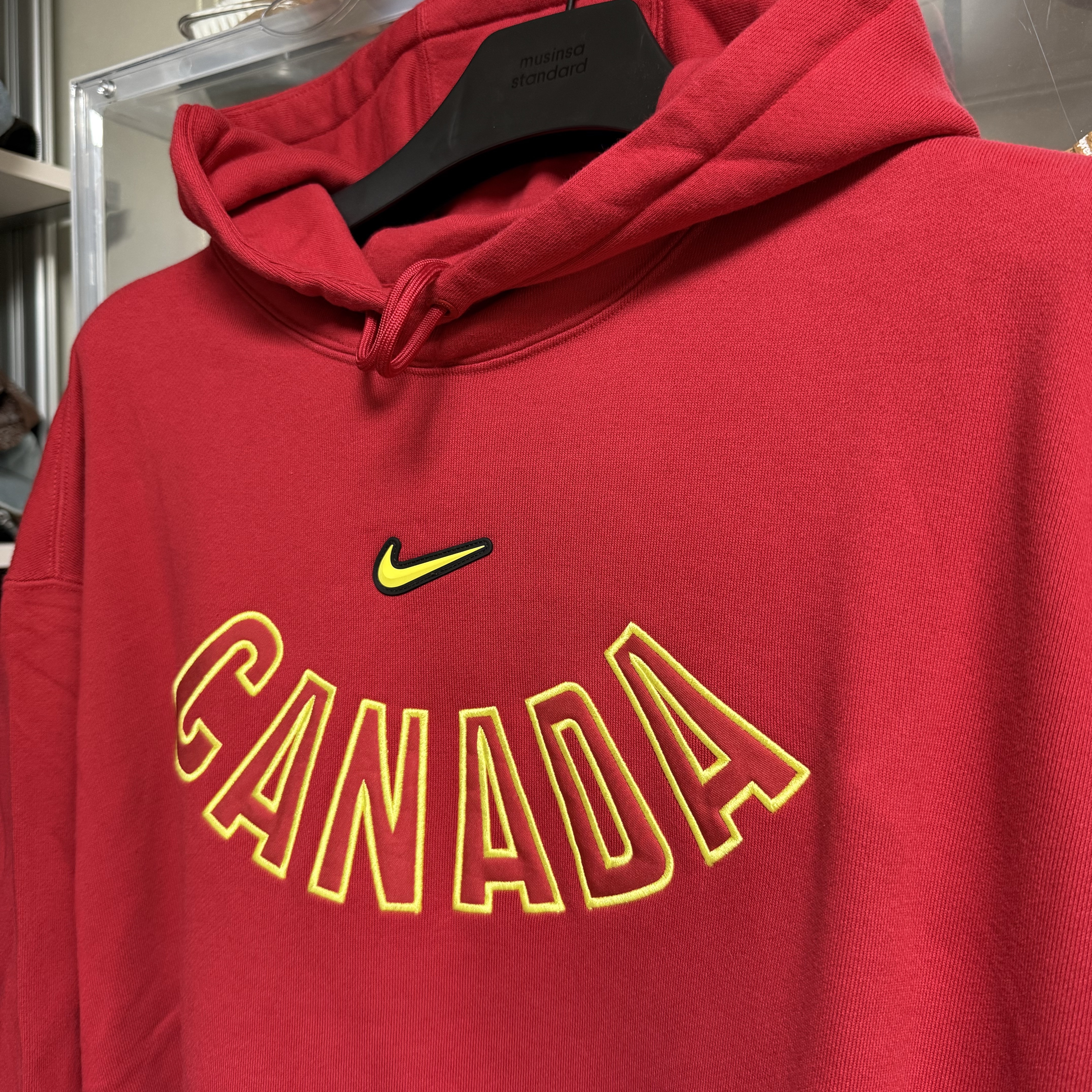 Nike x Drake Nocta Canada Woven Track Jacket Black (IM3235-010), Nike x Drake Nocta Canada CS Hoodie Gym Red (IM3232-687) 착용 스타일 - 8