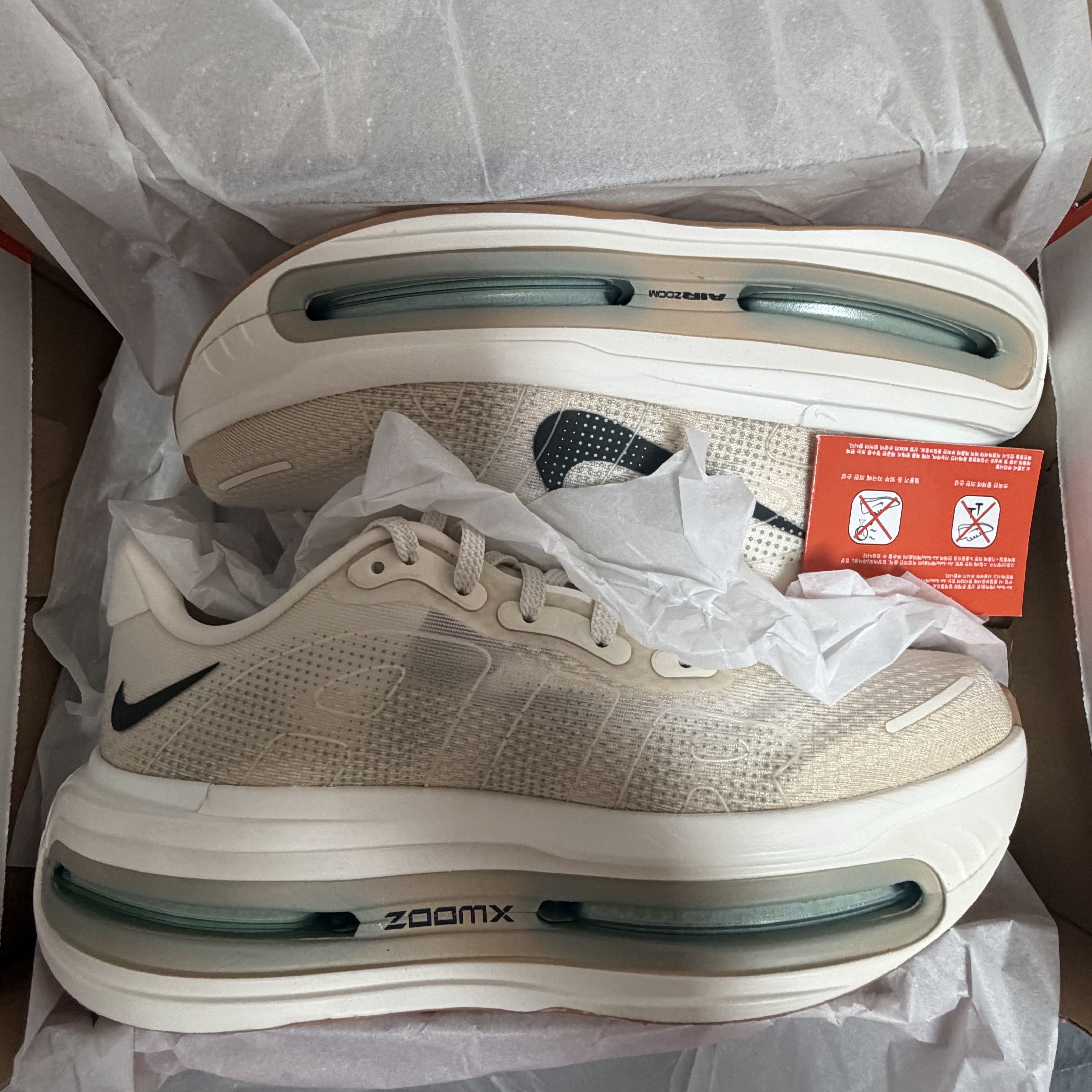 Nike Vomero Premium Pale Ivory Sand Drift 착용 스타일 - 2