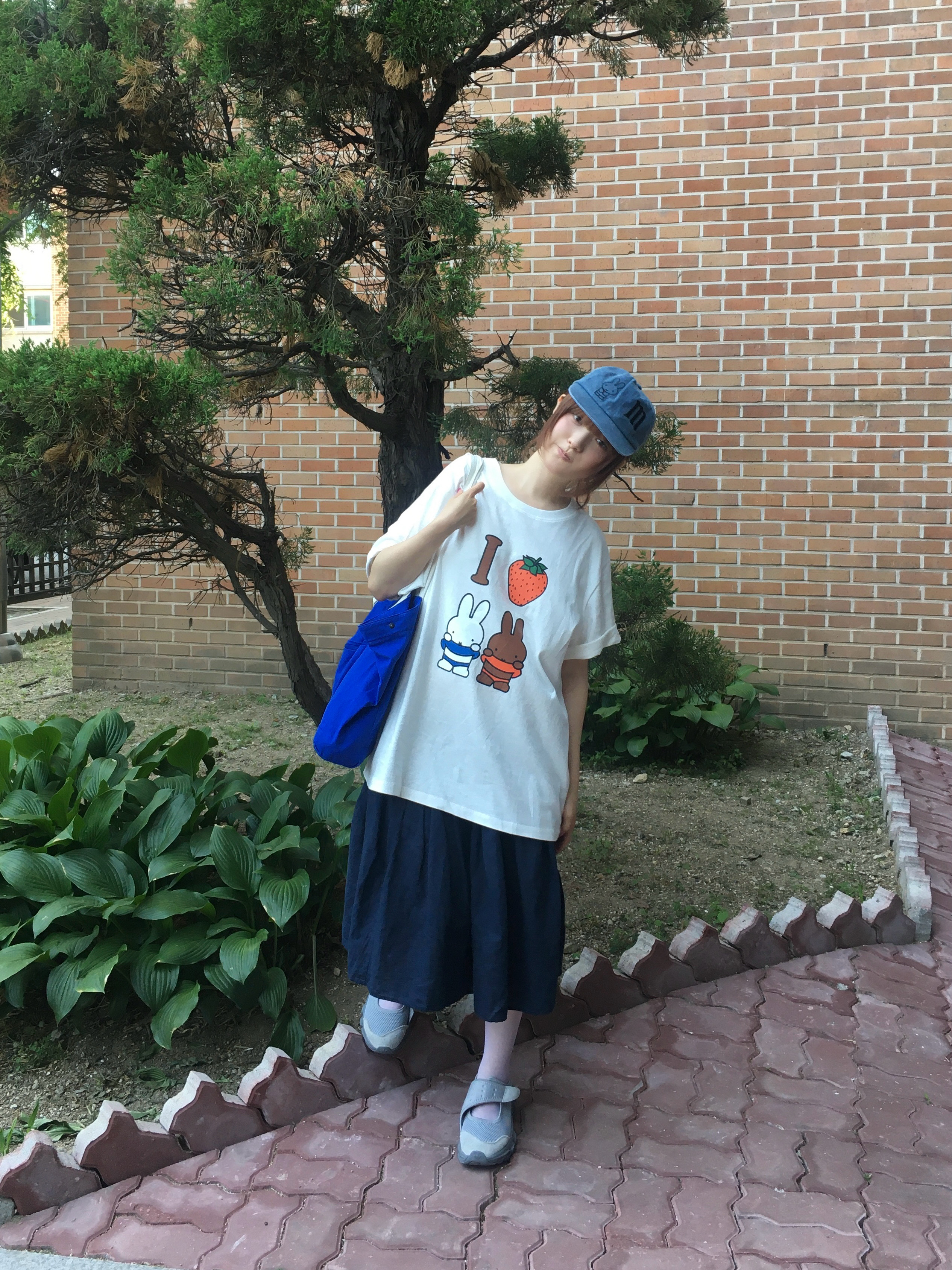 MILLO WOMEN x miffy I Love Miffy T-Shirt Ivory, MILLO WOMEN x miffy Miffy Signature Cap Vintage Blue 착용 스타일 - 2