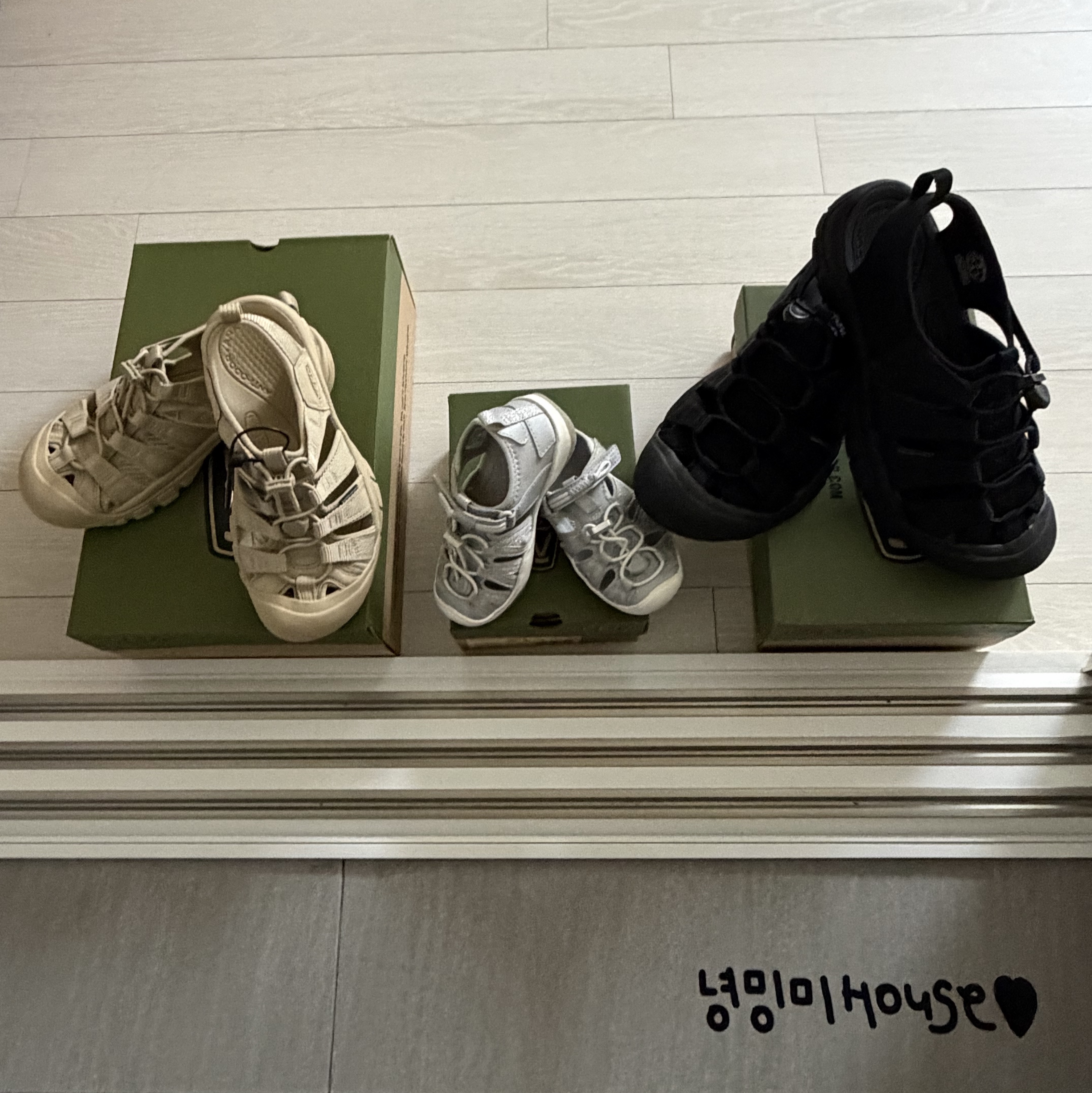 Keen Newport H2 Triple Black, (W) Keen Newport H2 Monochrome Safari 착용 스타일