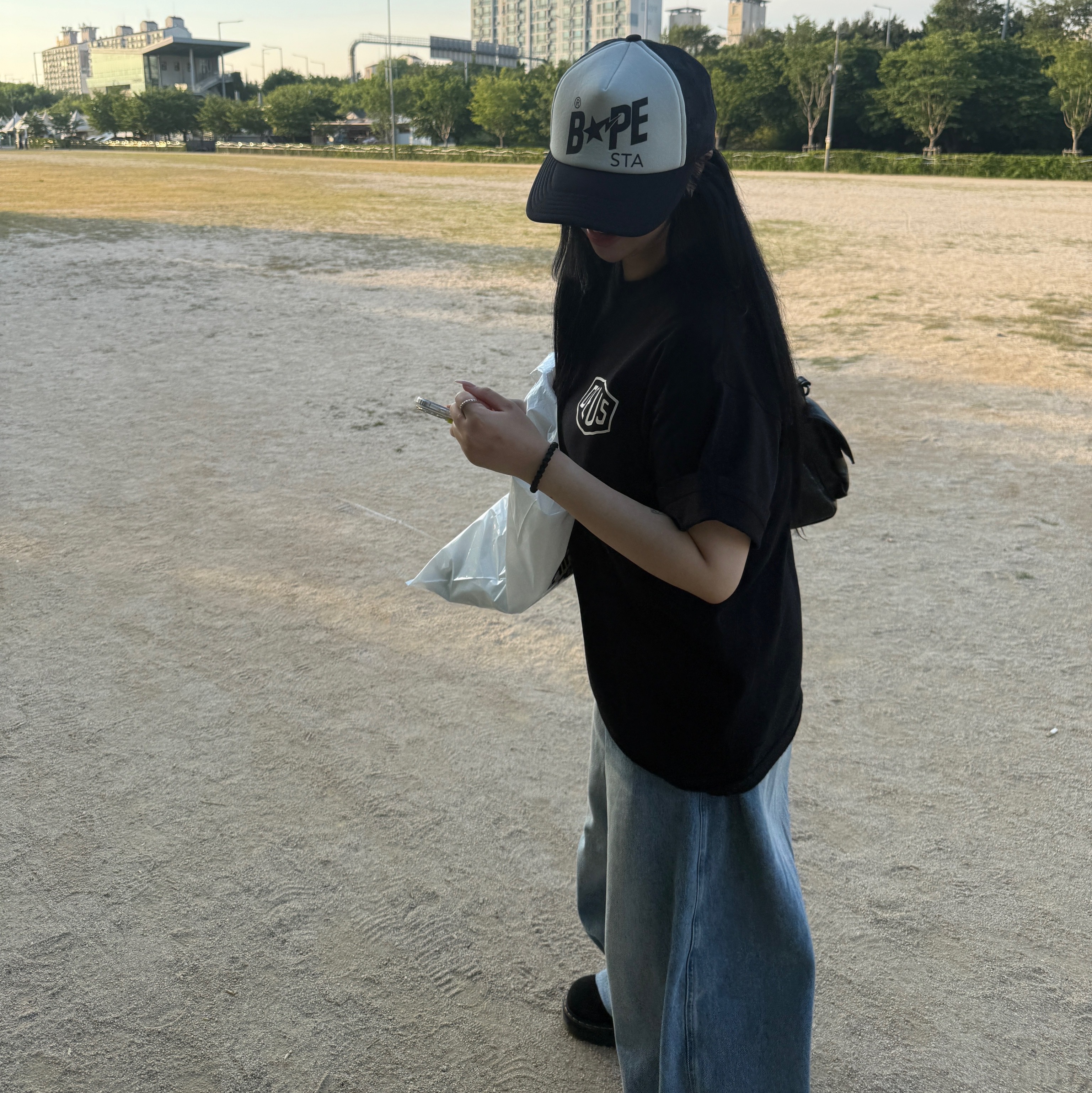 BAPE Sta Mesh Cap Black, Deus Ex Machina Seoul Original Address T-Shirt Black 착용 스타일 - 3