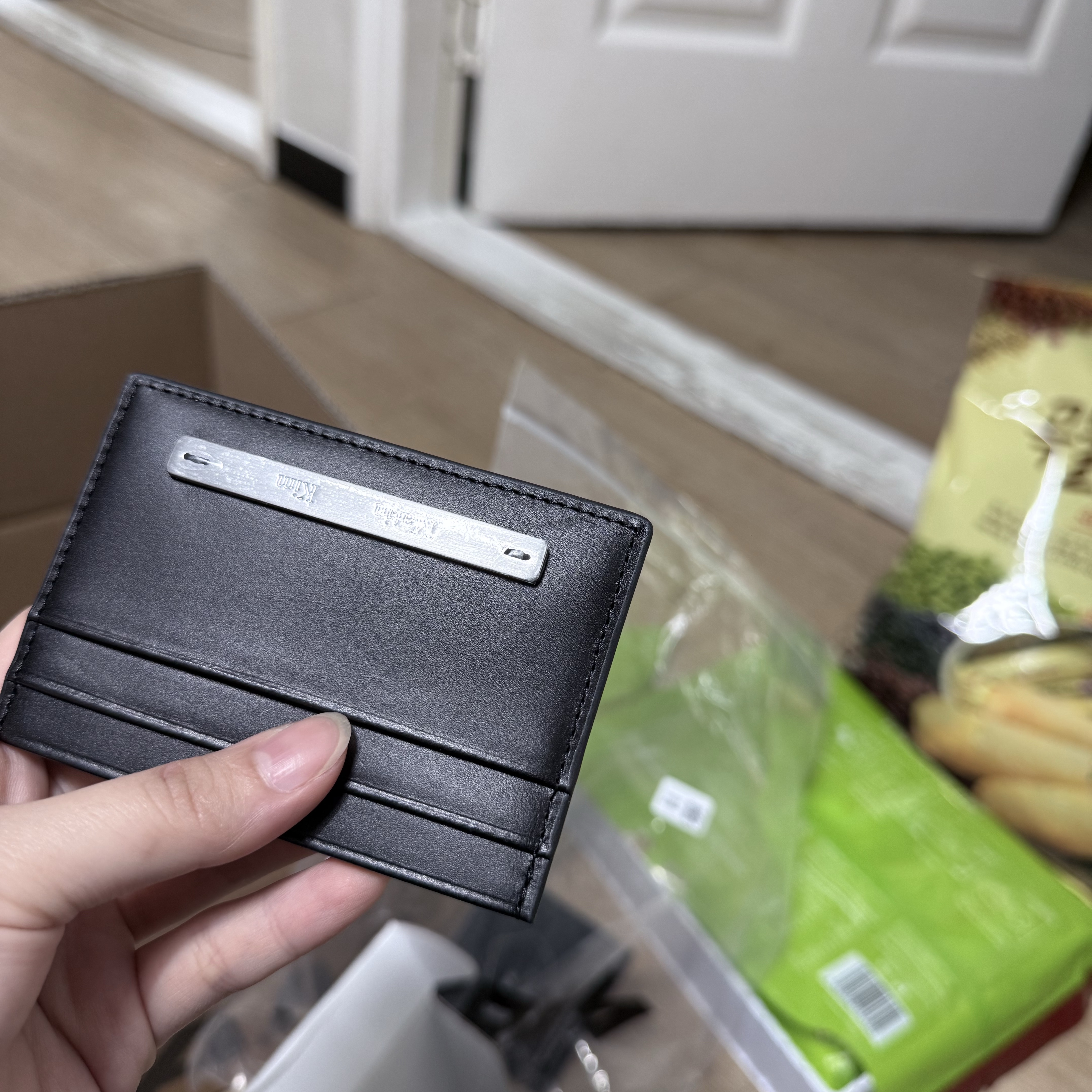 Matin Kim Vintage Card Wallet Black 착용 스타일 - 1