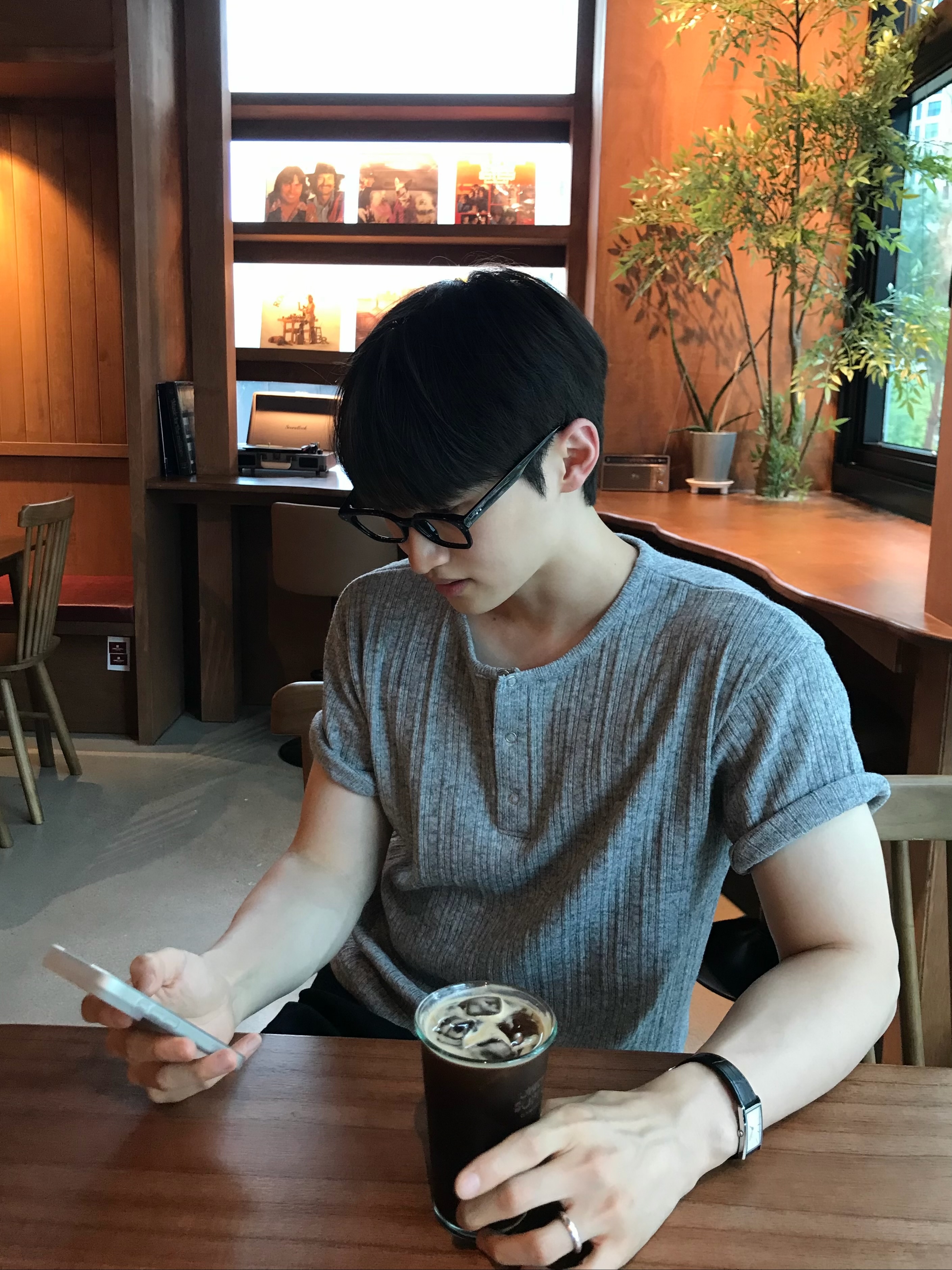 Knitted Henley Neck Crop Knit T-Shirts Grey 착용 스타일 - 1
