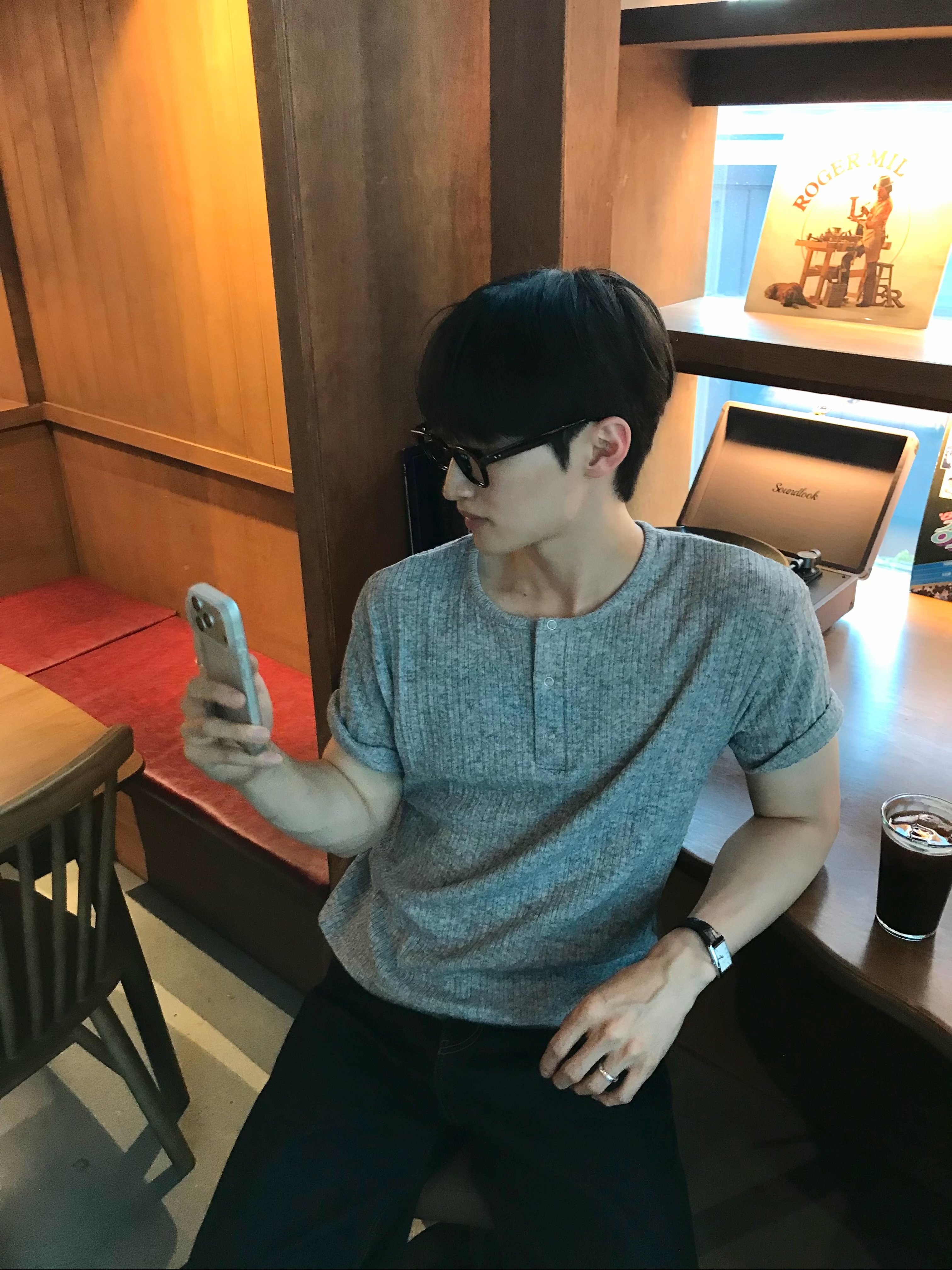 Knitted Henley Neck Crop Knit T-Shirts Grey 착용 스타일 - 2