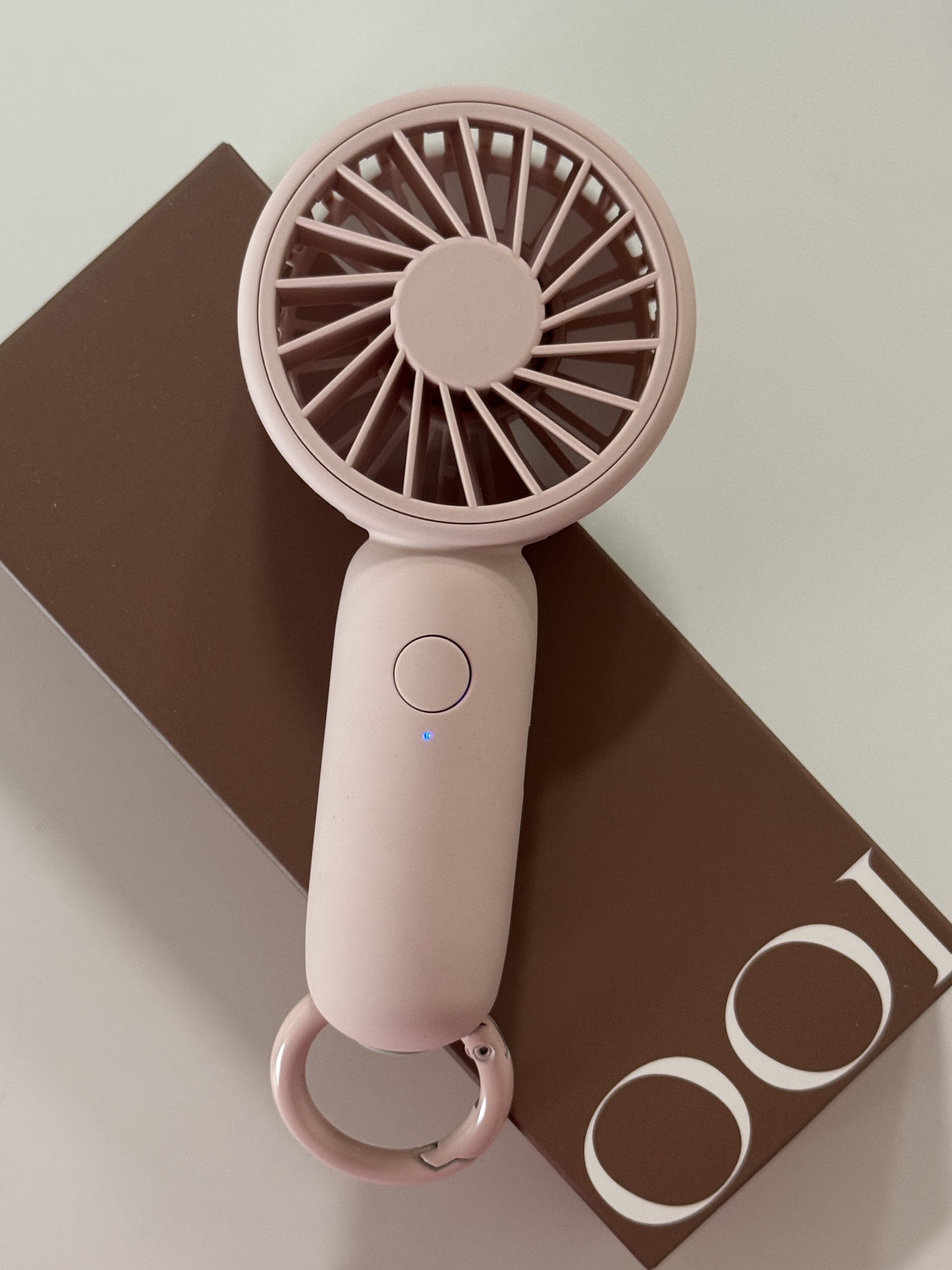 BOOIE Color Mini Fan 착용 스타일 - 1