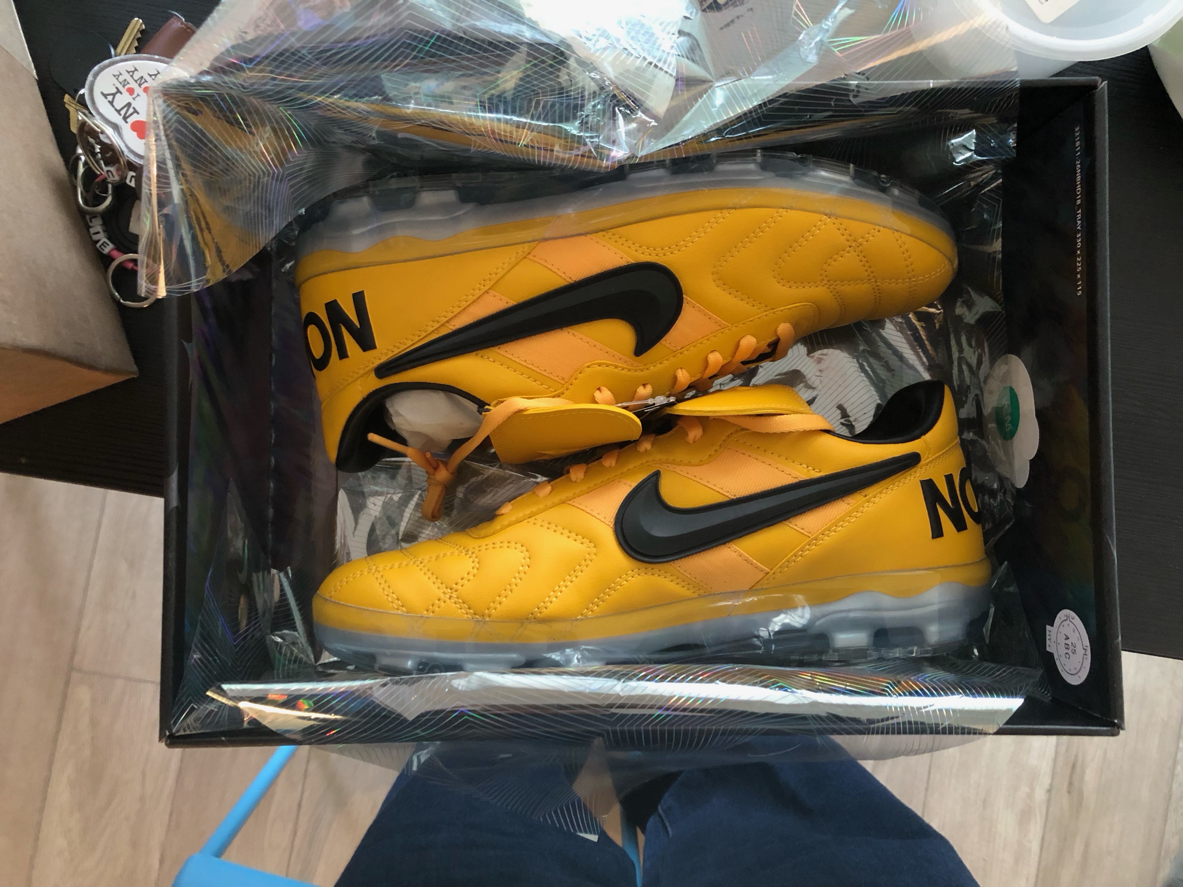 Nike x Drake Nocta Cryoshot Tiempo ’94 University Gold and White 착용 스타일 - 2