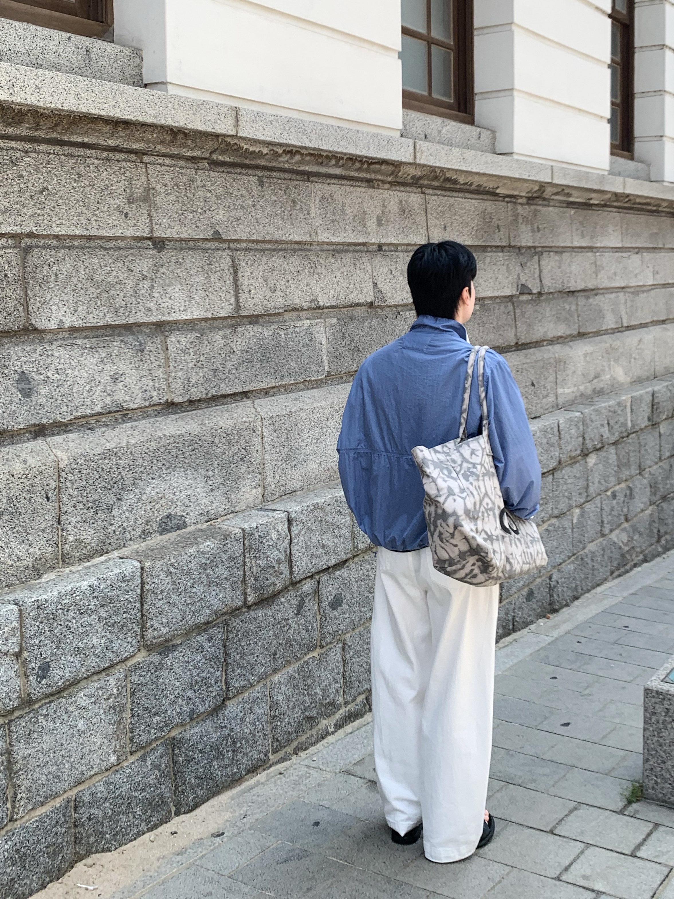 Alo Yoga Iconic Shopper Tote Bag Grey Tiedye 착용 스타일 - 6