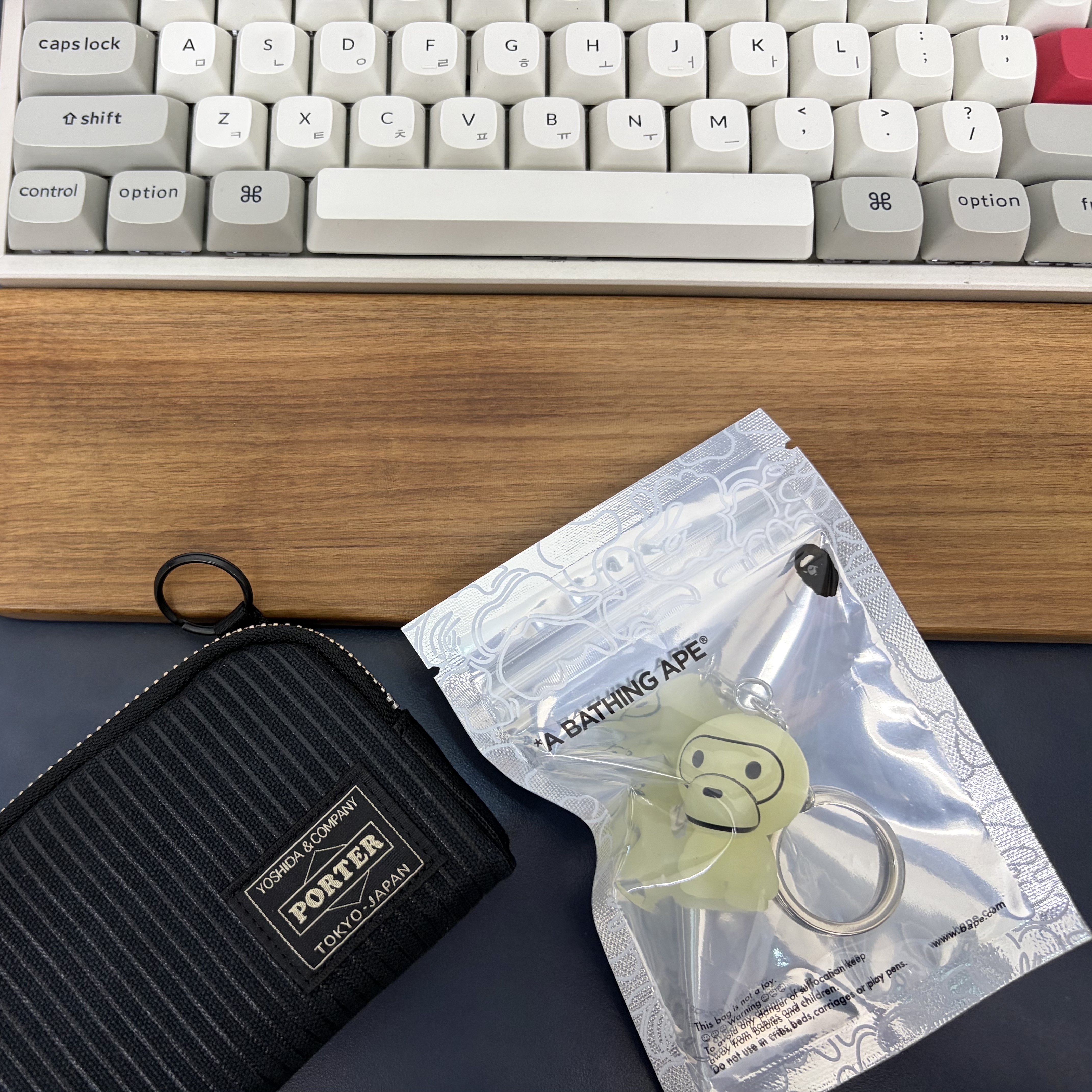 BAPE Glow in The Dark Baby Milo Keychain Green 착용 스타일 - 1