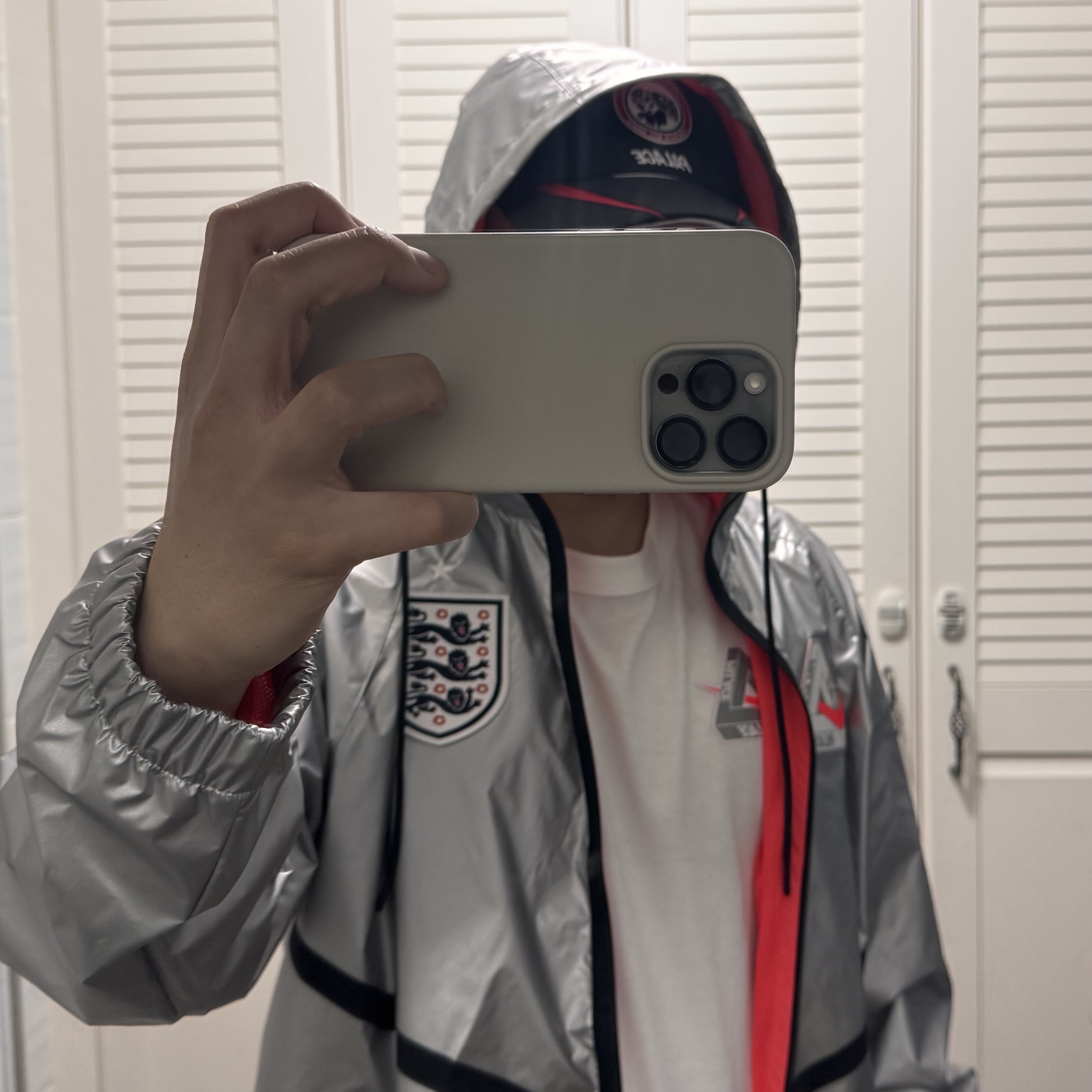 Palace x Nike England Dri-Fit Academy Anthem Jacket Pewter Grey Bright Crimson, Palace x Nike England T-Shirt White 착용 스타일