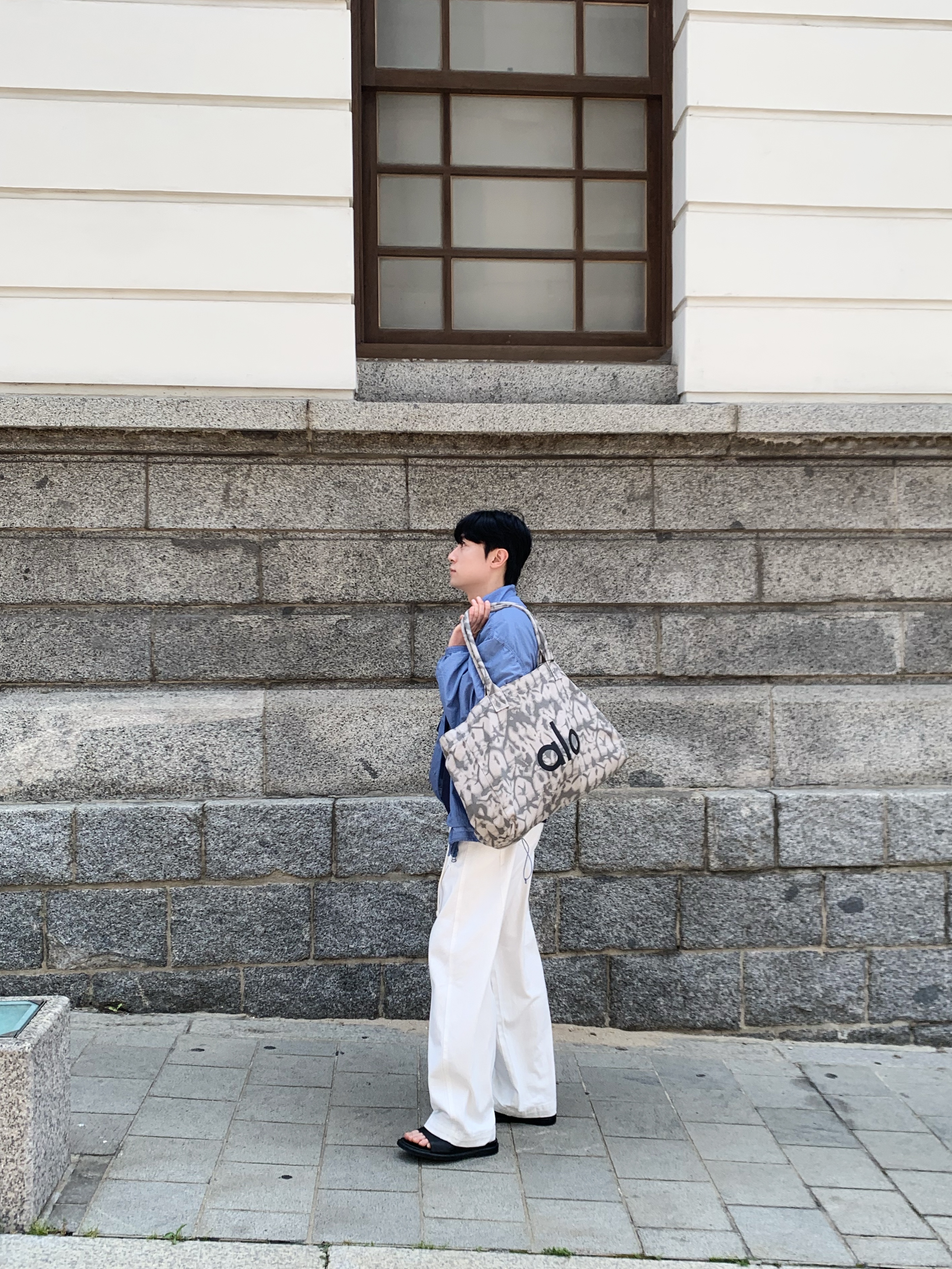 Alo Yoga Iconic Shopper Tote Bag Grey Tiedye 착용 스타일 - 5