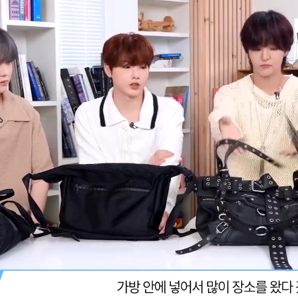 Hah Archive Ark Black Messenger Bag 착용 스타일 - 1