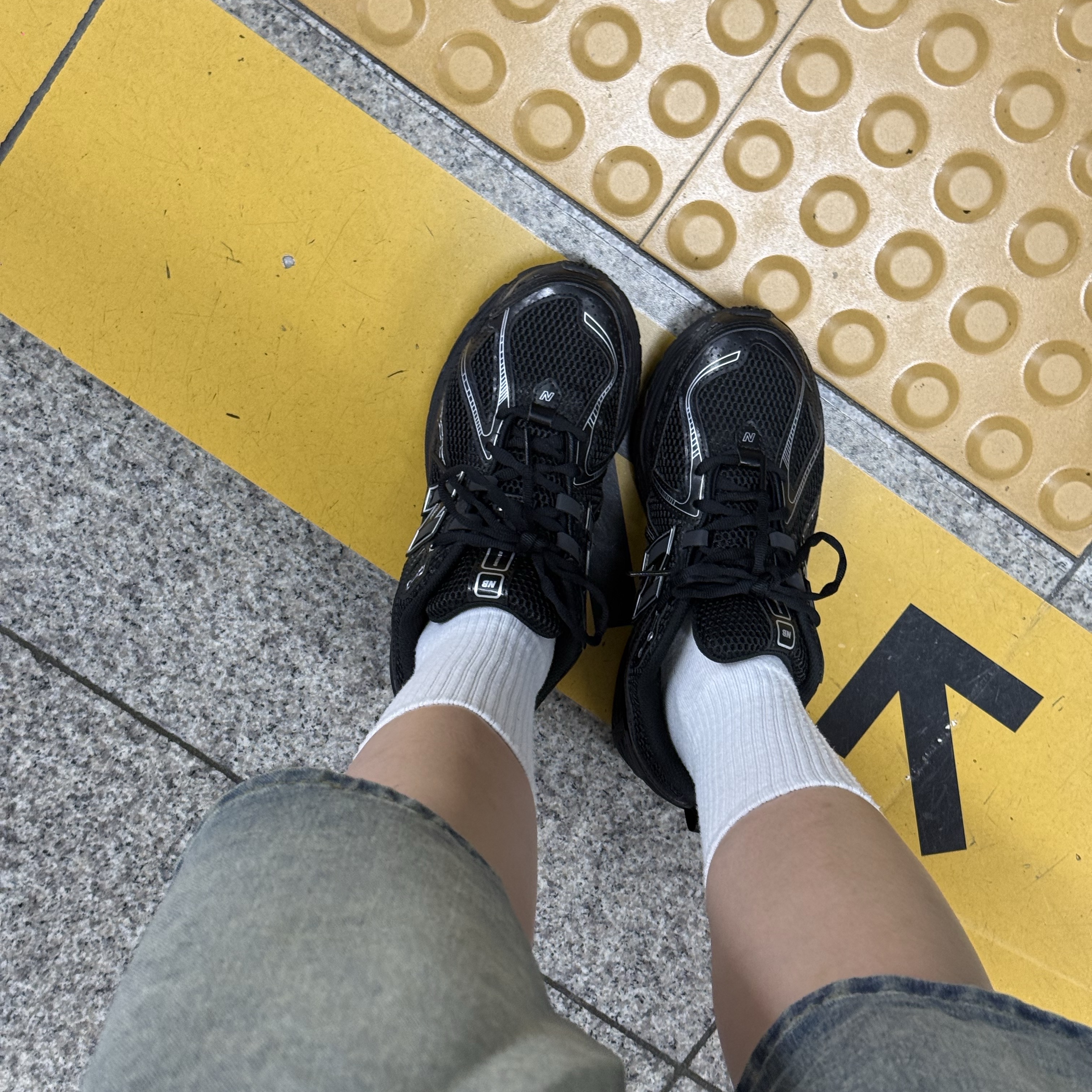 New Balance 1906R Black Silver Metallic 착용 스타일