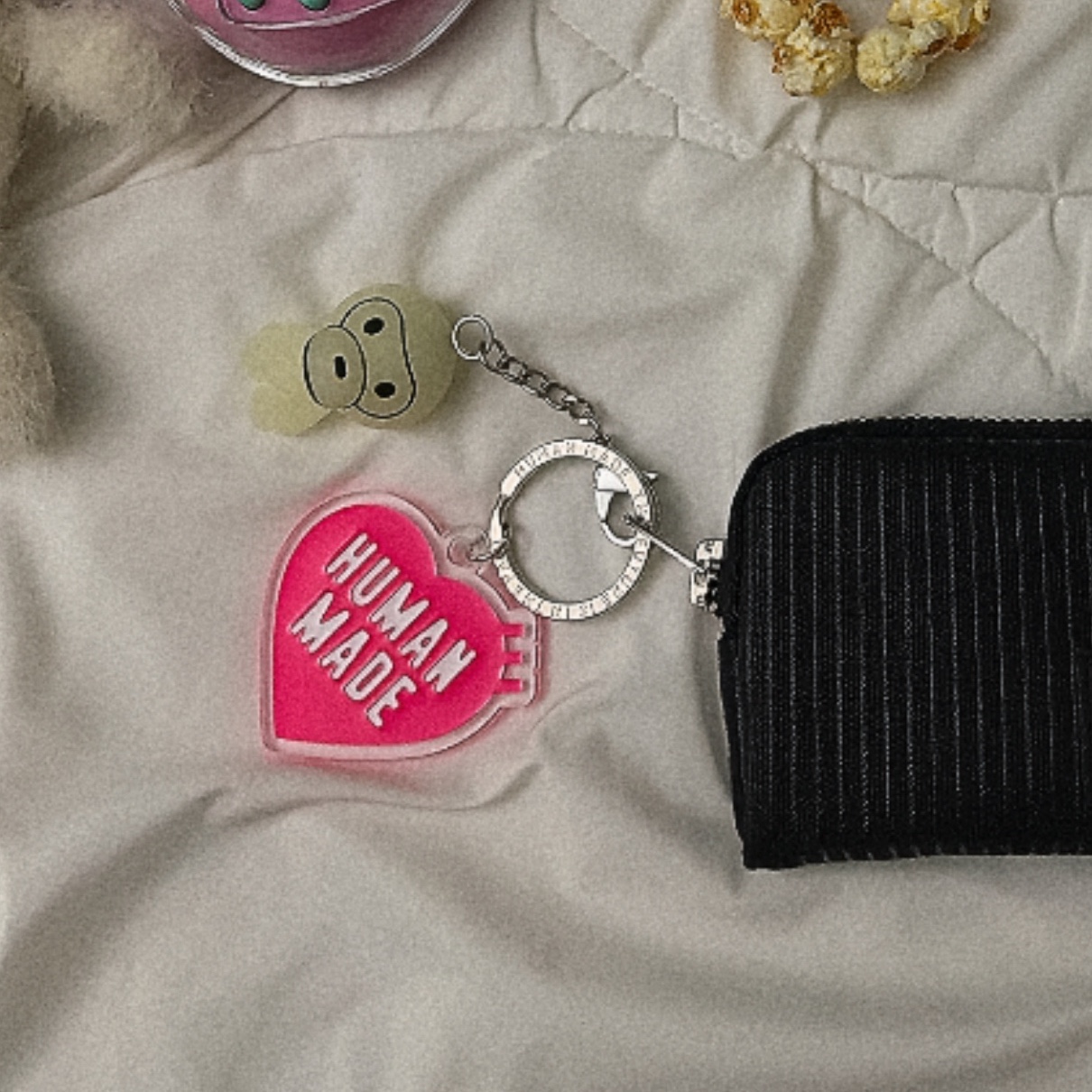 Human Made Acrylic Heart Keyring Pink 착용 스타일