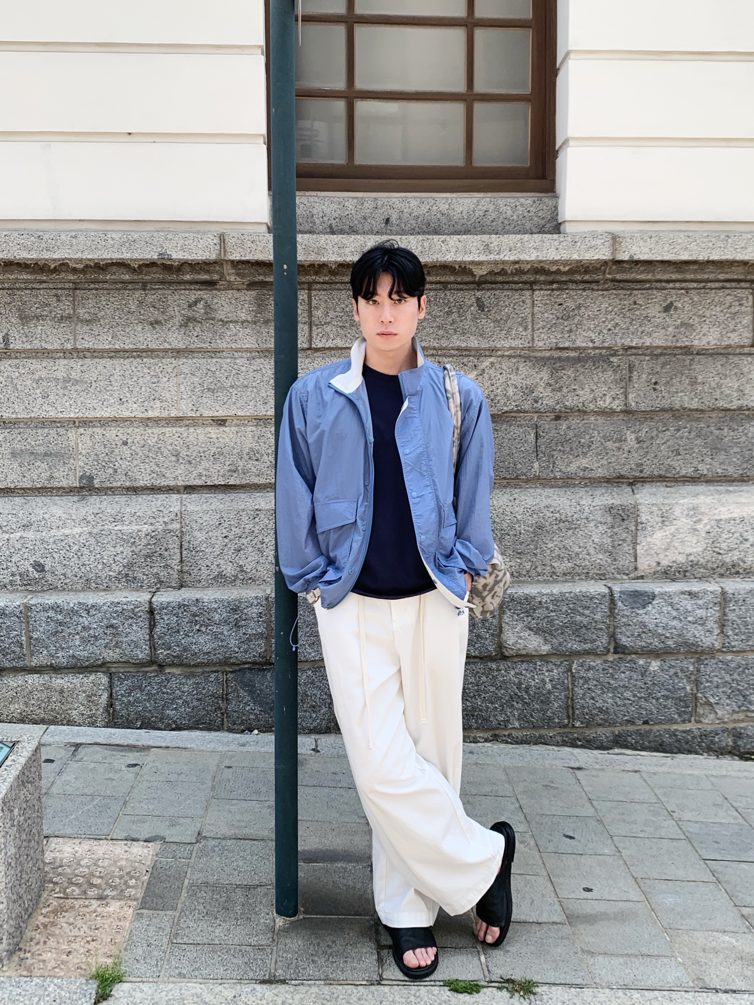 Alo Yoga Iconic Shopper Tote Bag Grey Tiedye 착용 스타일 - 1