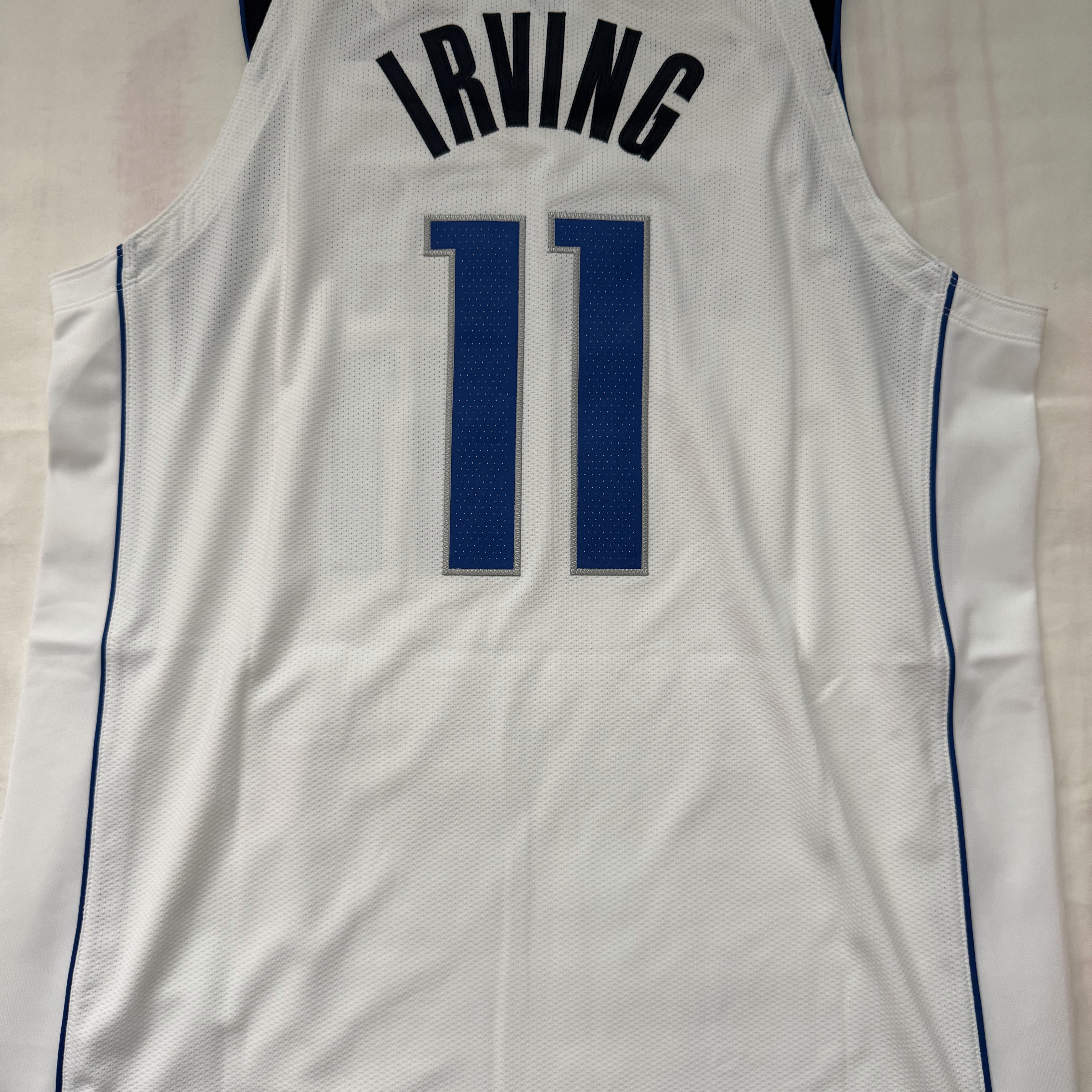 Nike Kyrie Irving Dallas Mavericks Icon Edition 2022/23 Dri-Fit NBA Swingman Jersey Game Royal 착용 스타일 - 2